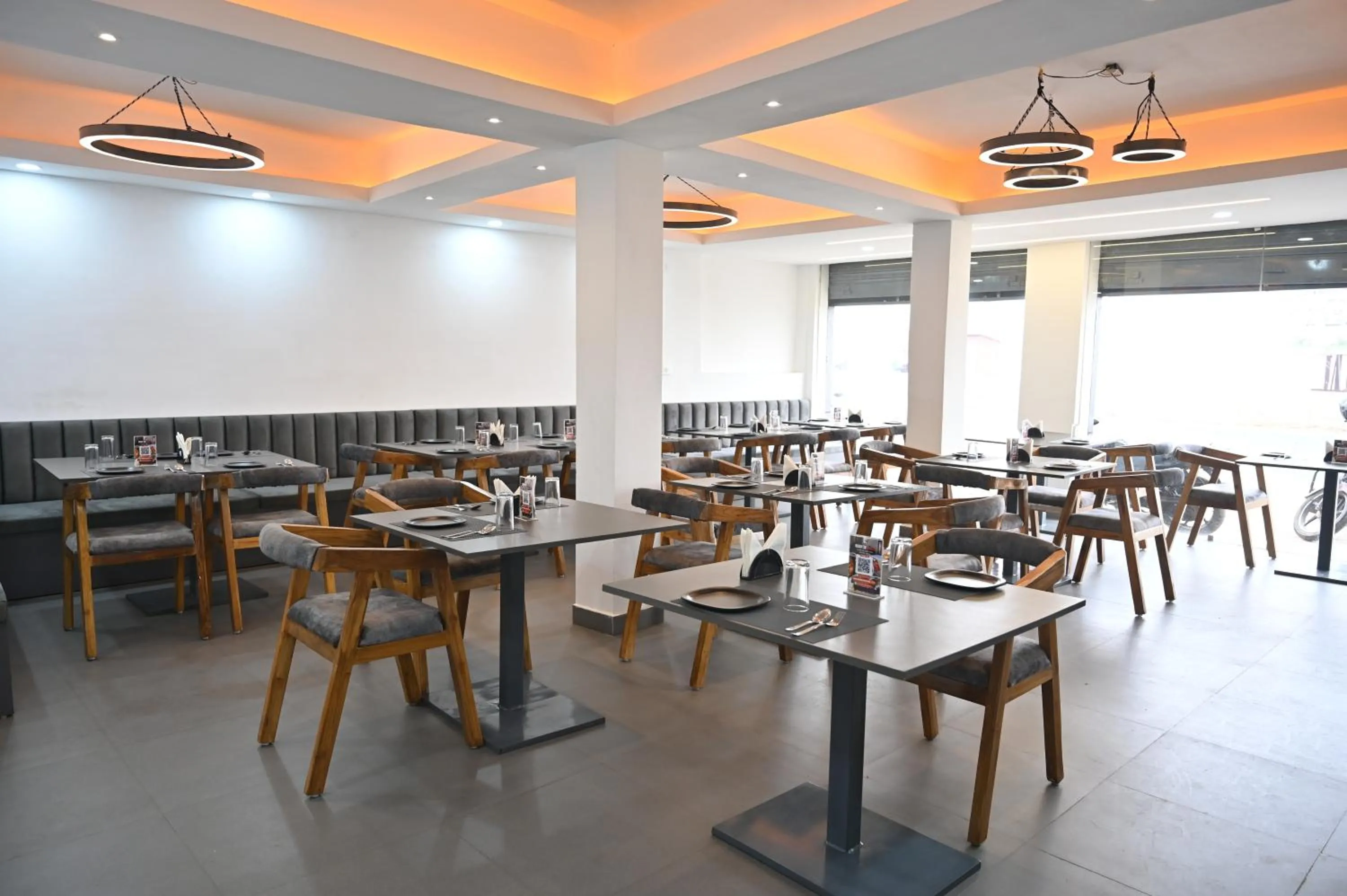 Restaurant/places to eat in K7 Hotel & Restaurant