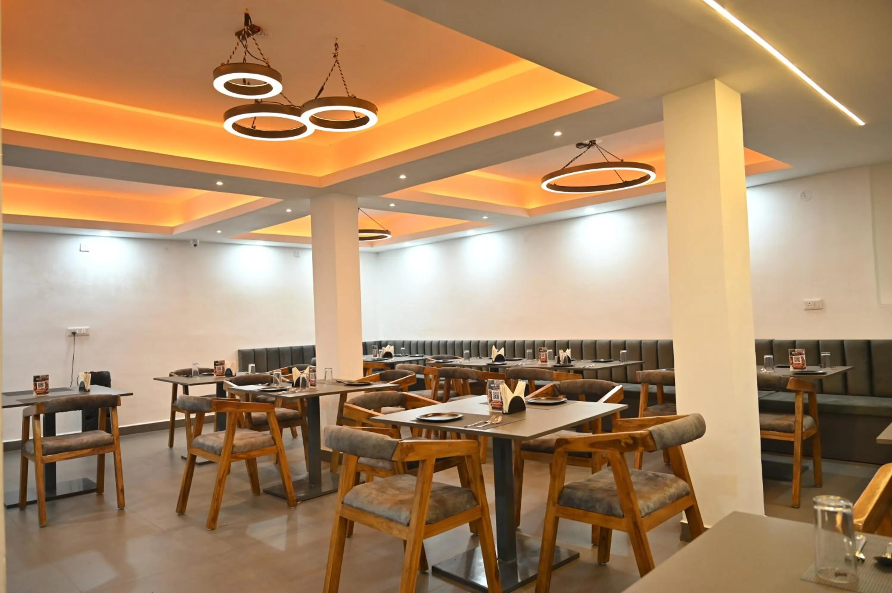 Restaurant/places to eat in K7 Hotel & Restaurant