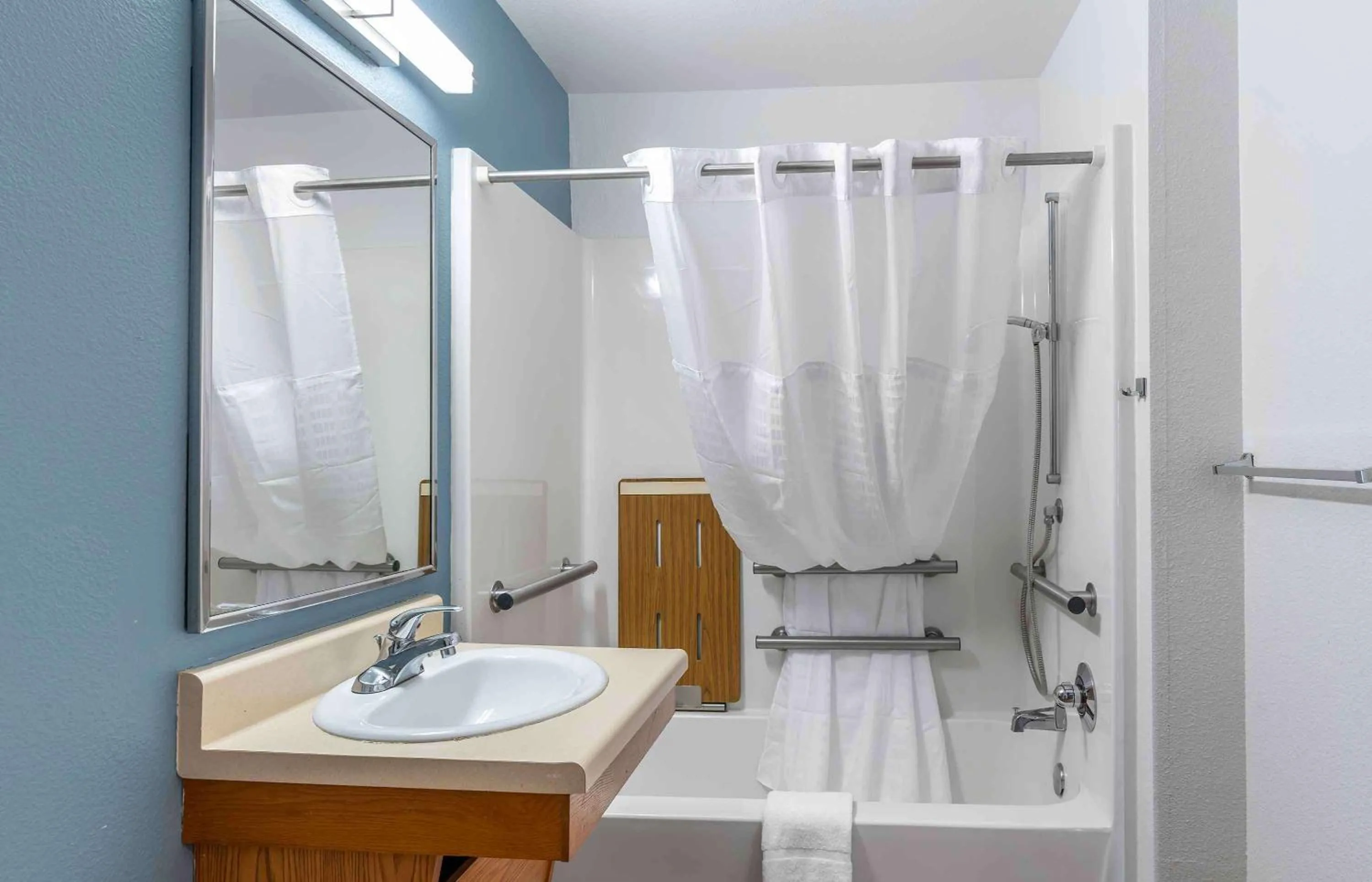 Bathroom in Extended Stay America Select Suites - Louisville - South