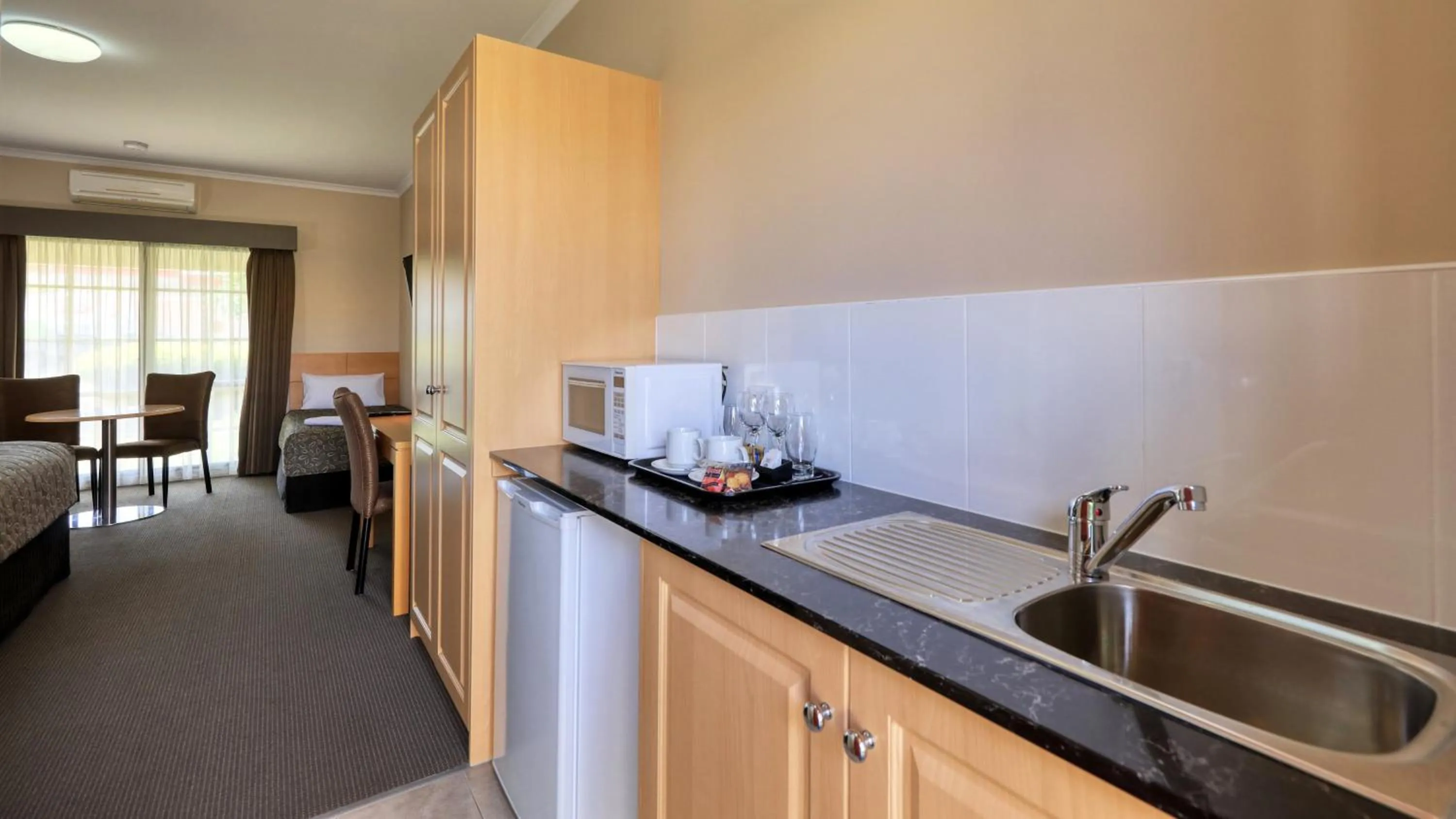 Kitchen or kitchenette in Top of the Town Motel & Apartments