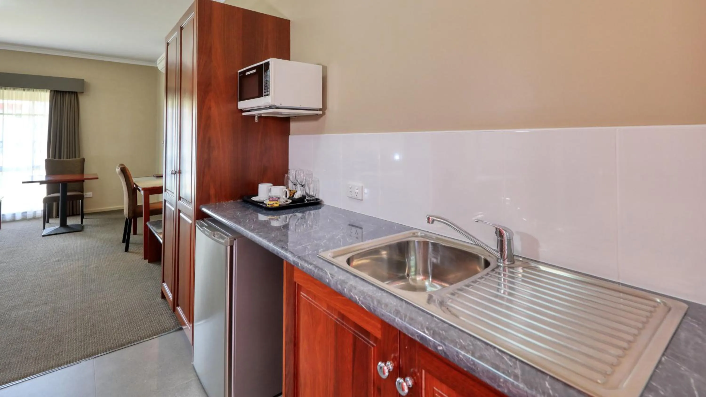 Kitchen or kitchenette in Top of the Town Motel & Apartments