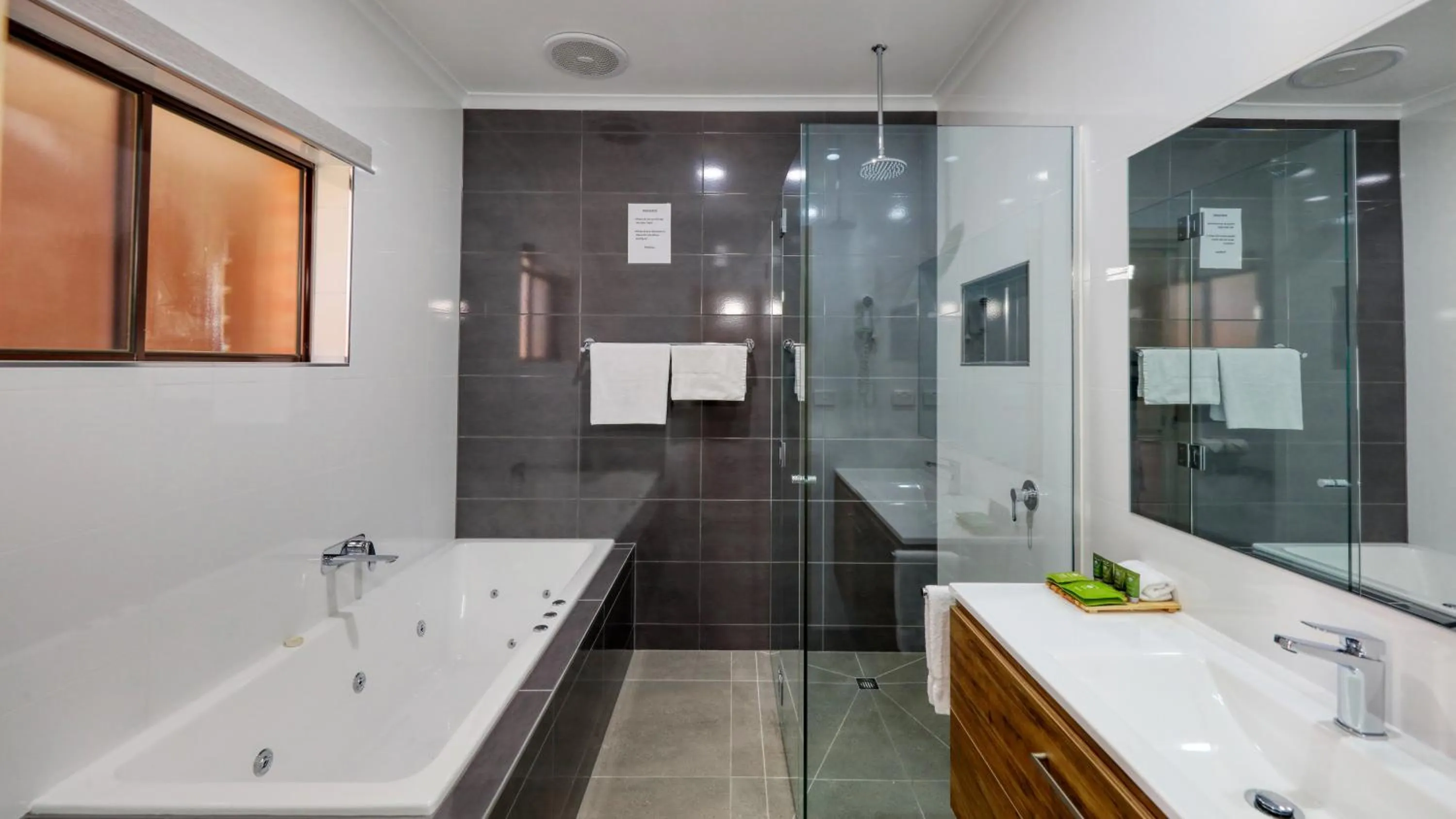 Bathroom in Top of the Town Motel & Apartments