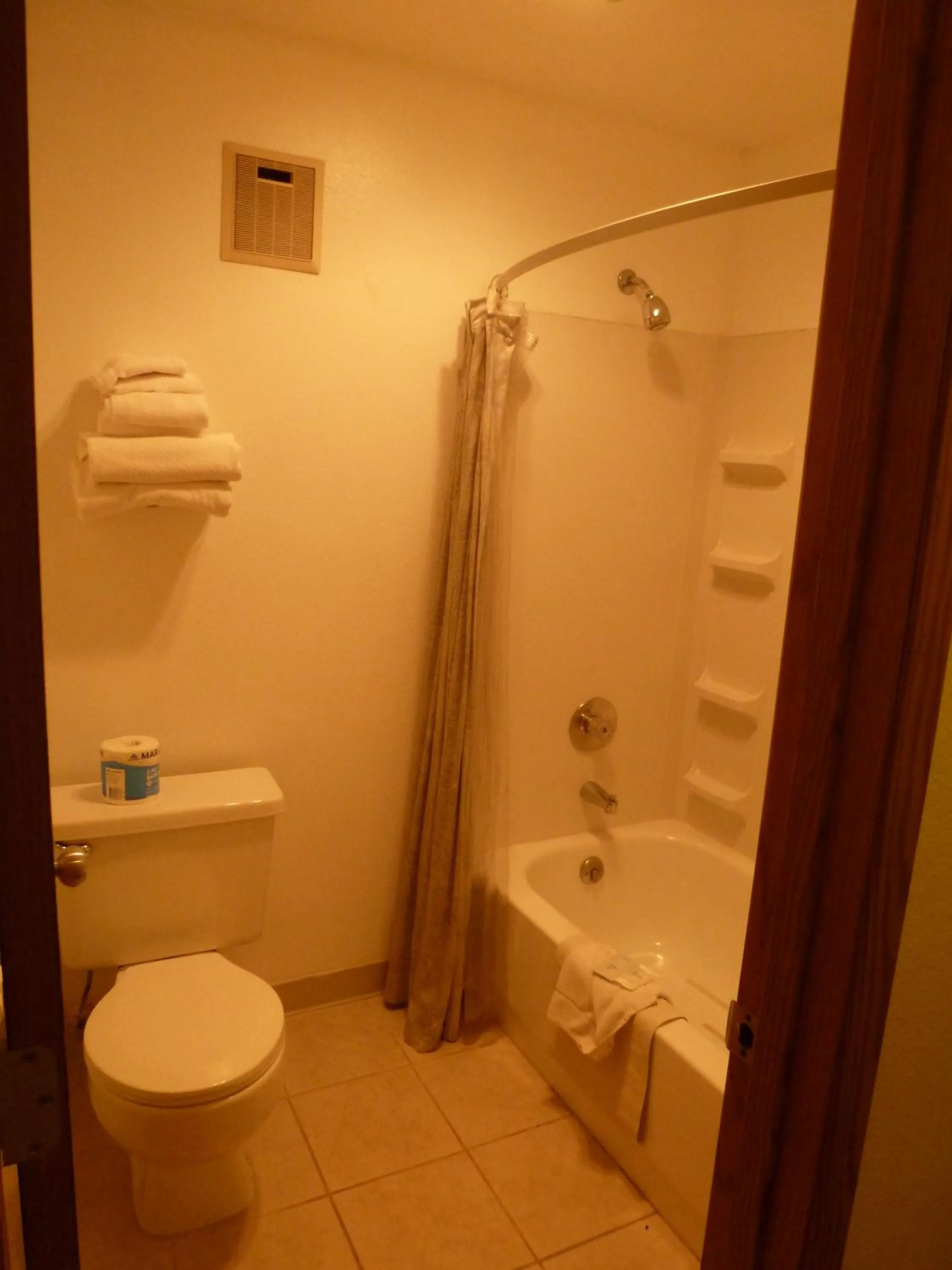 Bathroom in Sunshine Motel II