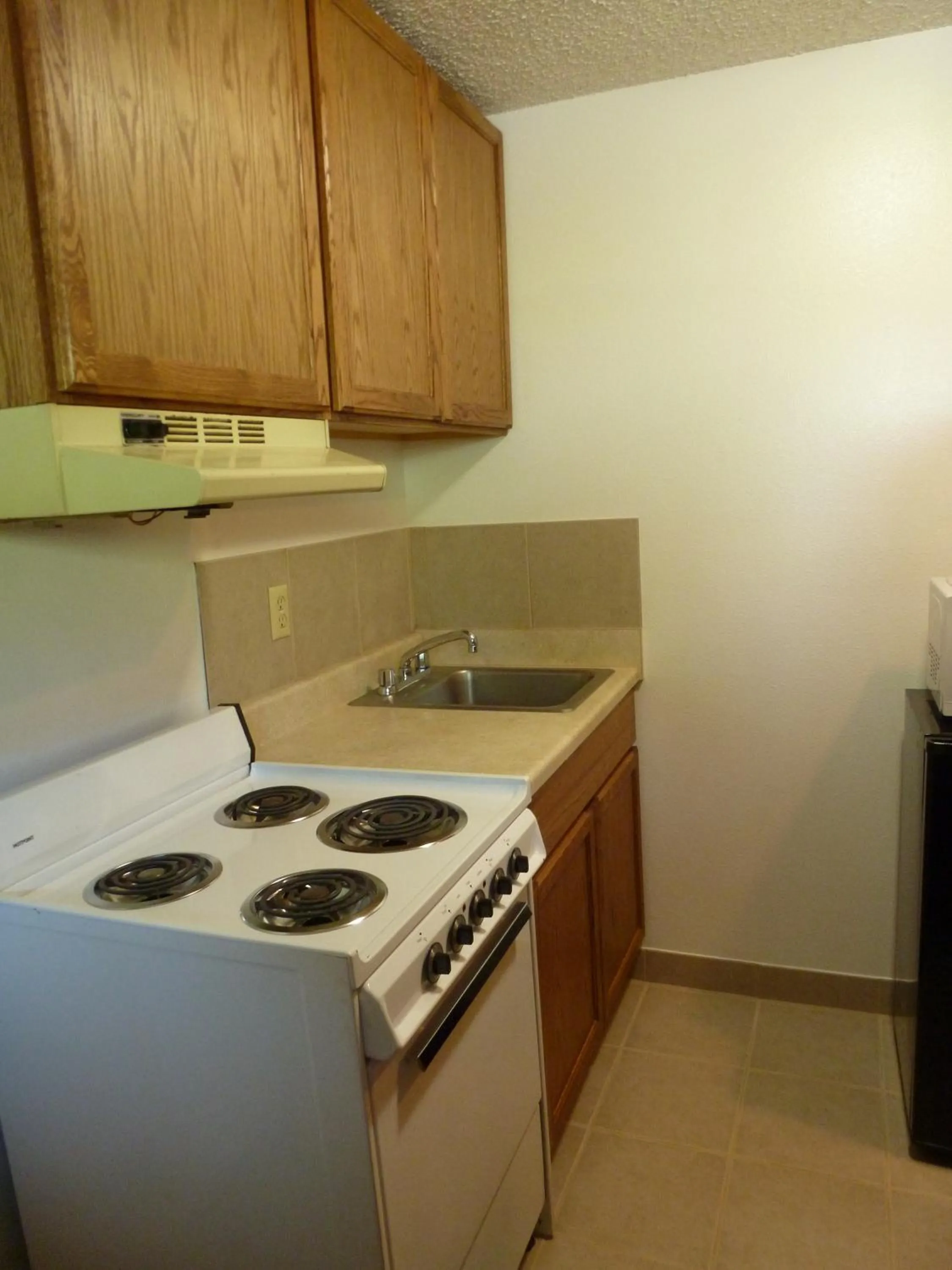 Kitchen or kitchenette, Kitchen/Kitchenette in Sunshine Motel II