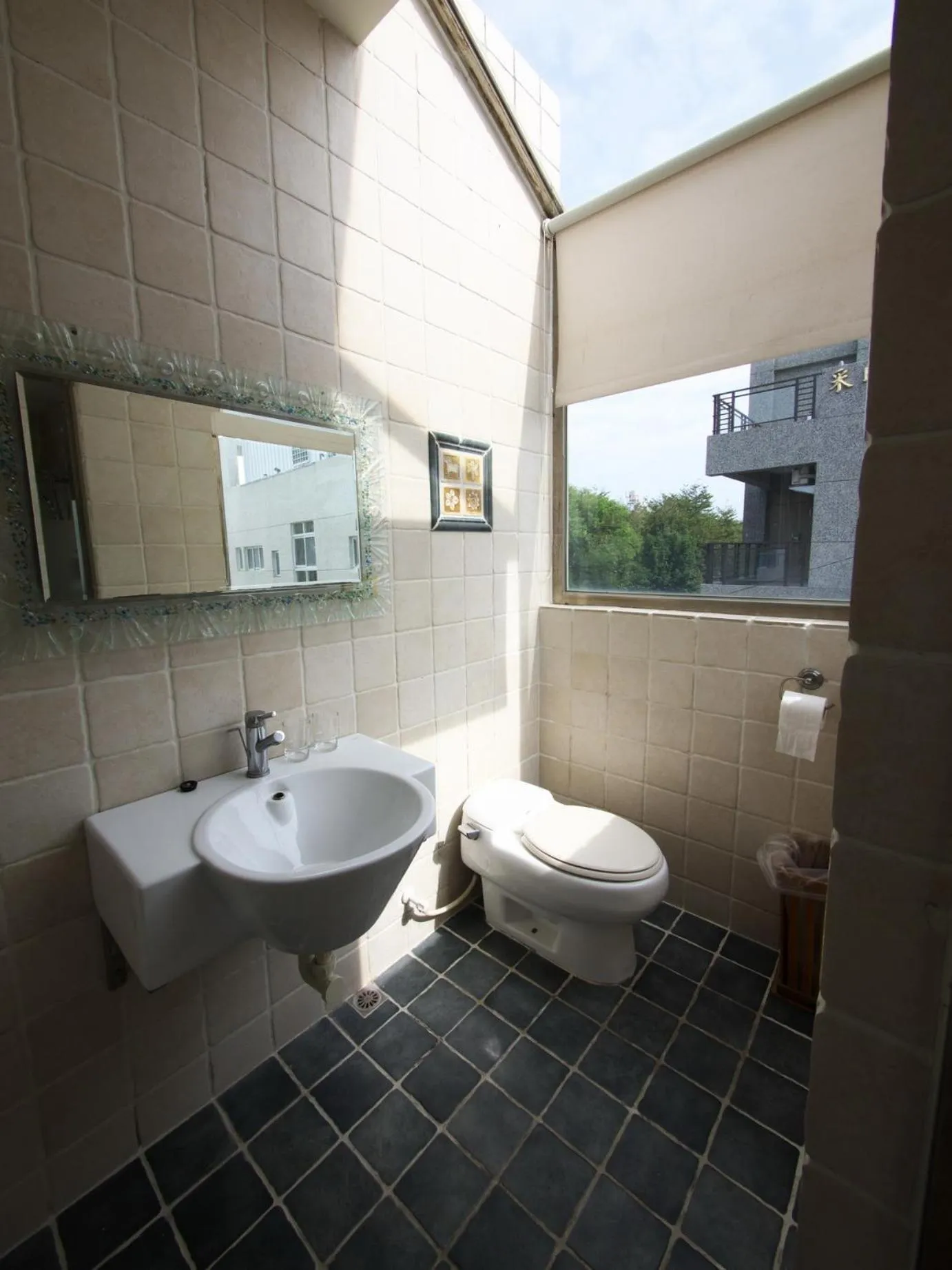 Toilet in Oia Cafe B&B