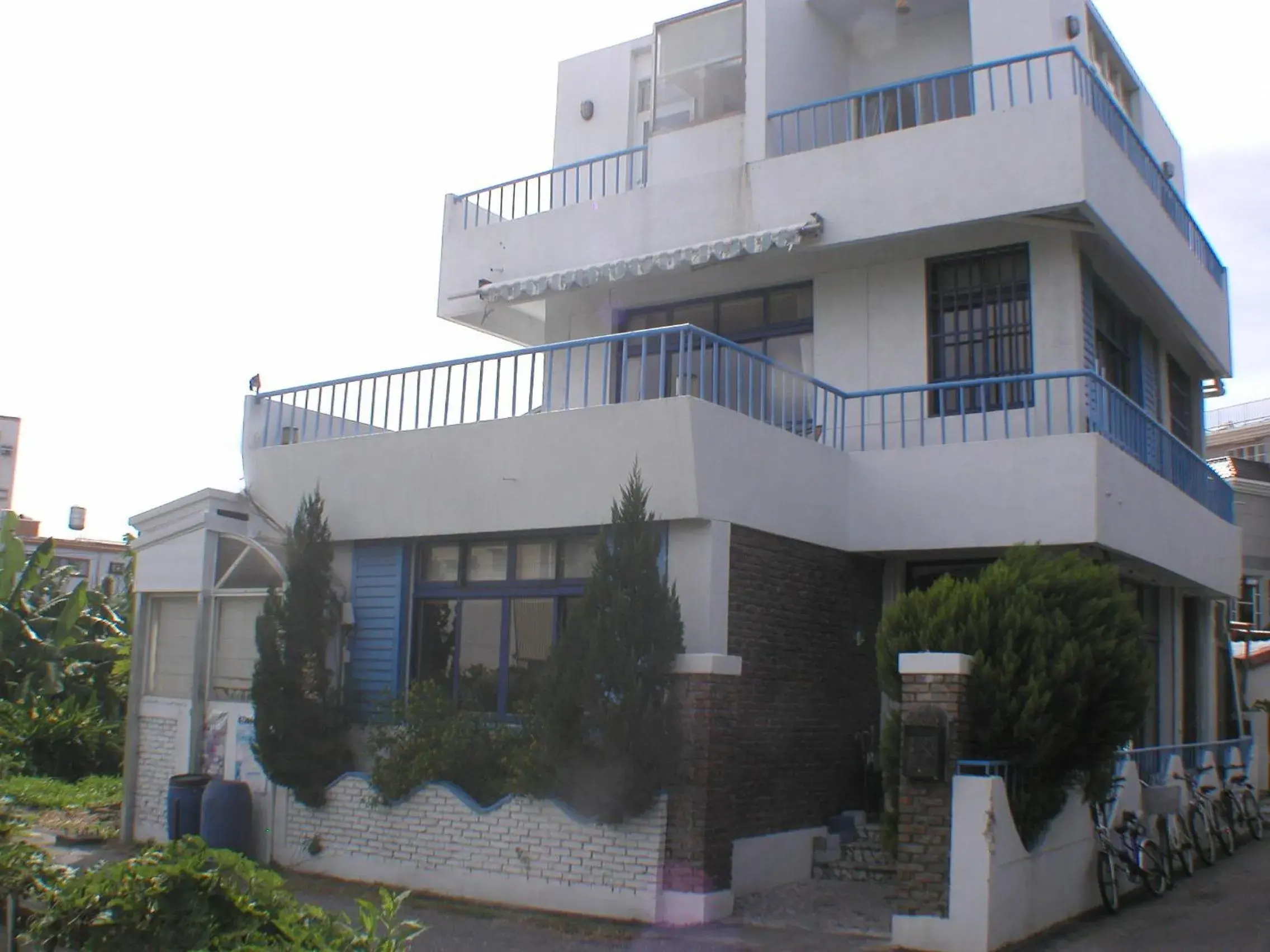 Facade/entrance in Oia Cafe B&B Facade/entrance in Oia Cafe B&B