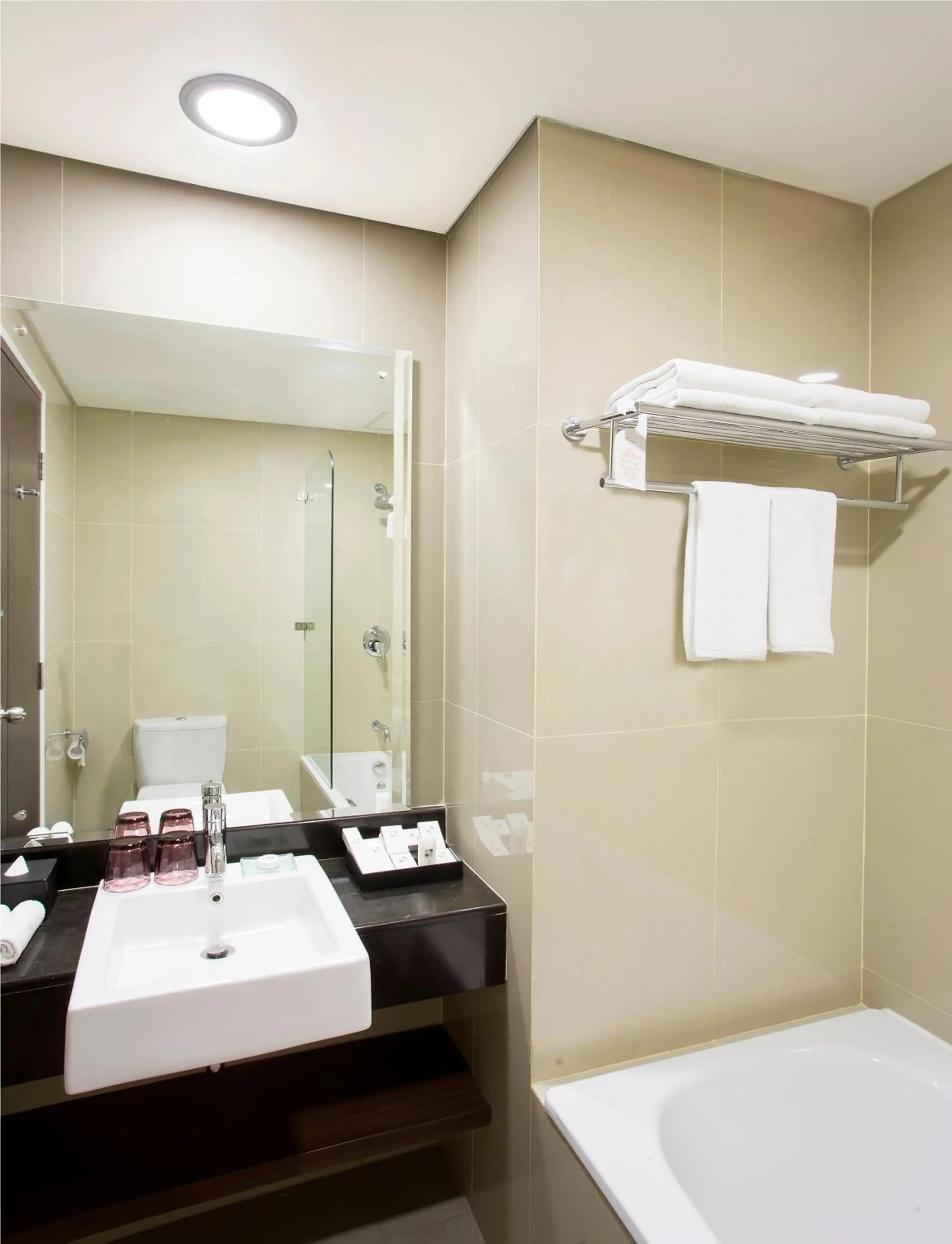 Shower, Bed in Swiss-Belinn Kemayoran