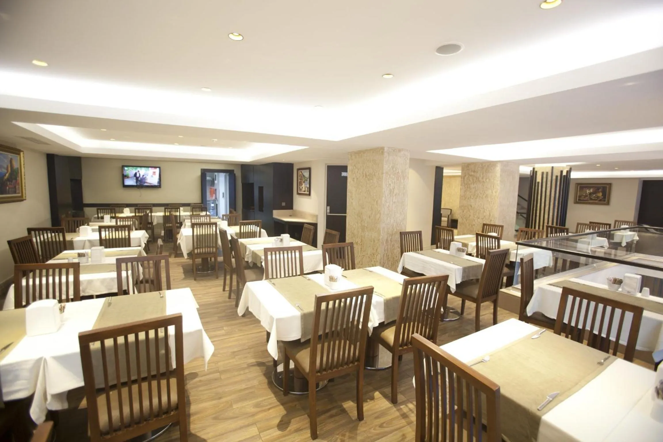 Restaurant/places to eat in Grand Laleli Hotel