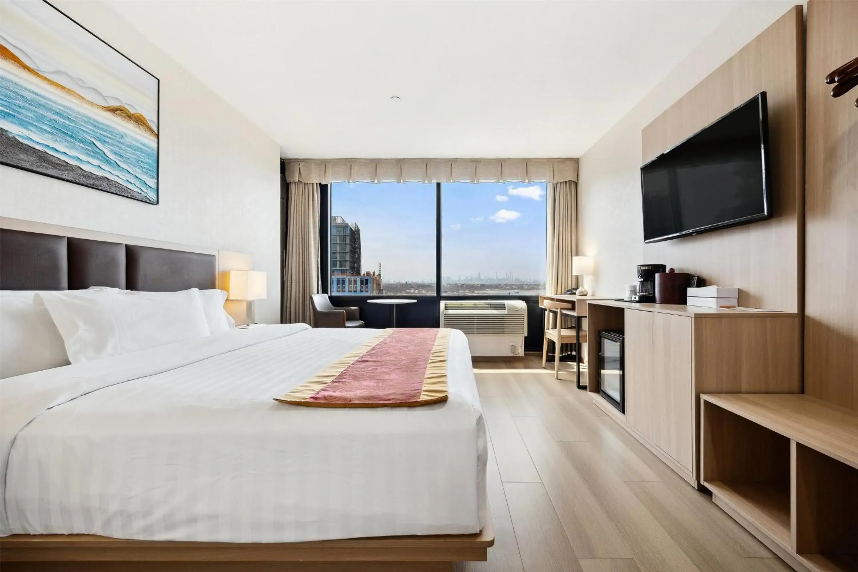 Photo of the whole room, Bed in Ramada by Wyndham Flushing Queens Photo of the whole room, Bed in Ramada by Wyndham Flushing Queens