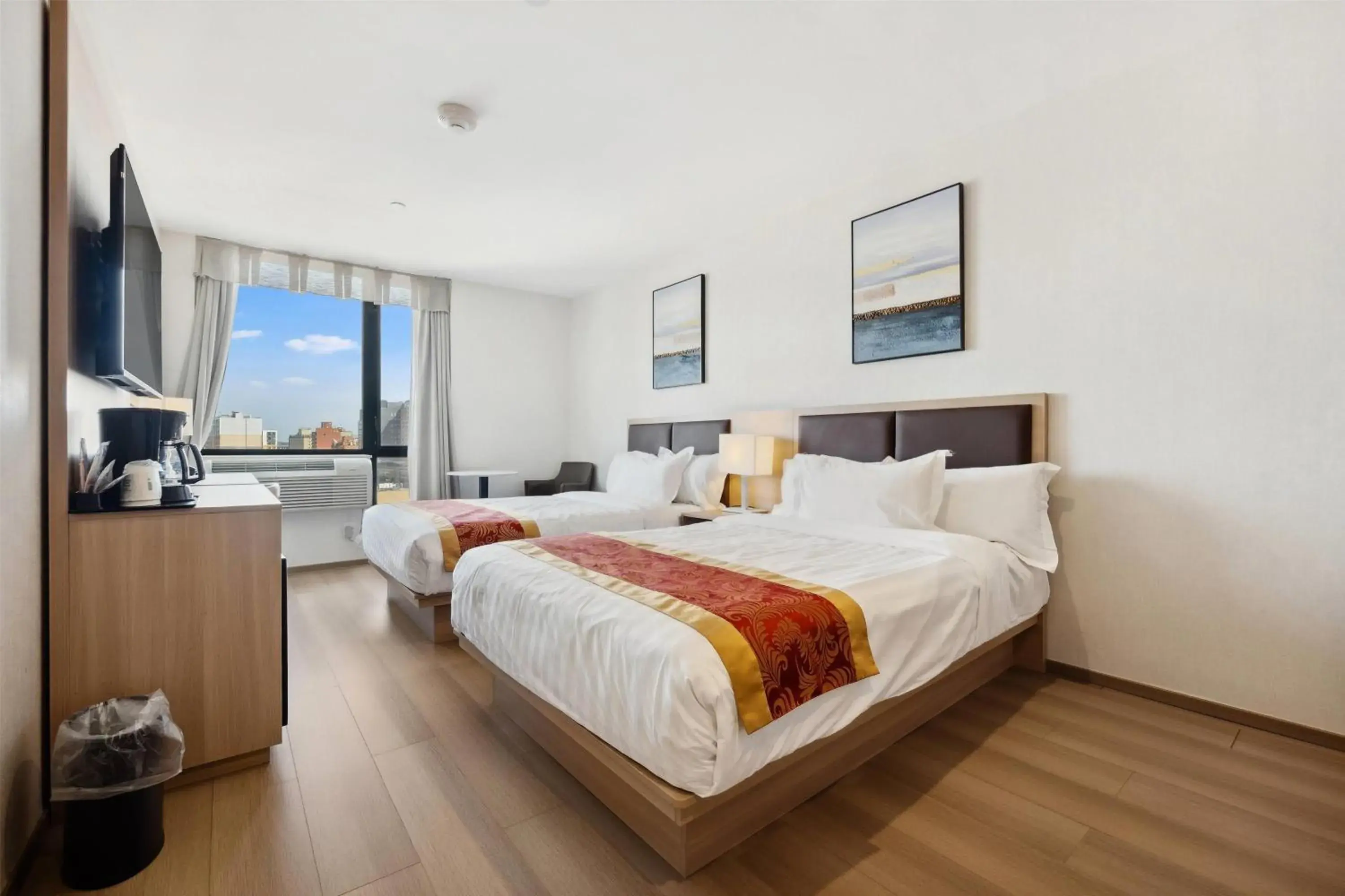 Photo of the whole room, Bed in Ramada by Wyndham Flushing Queens Photo of the whole room, Bed in Ramada by Wyndham Flushing Queens