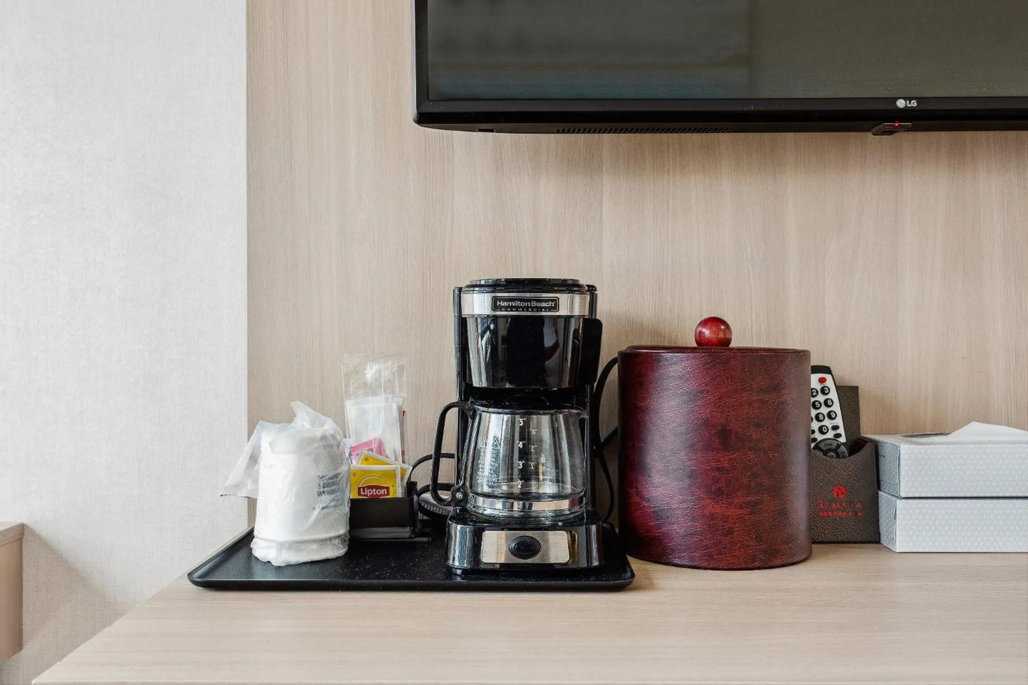 Coffee/tea facilities in Ramada by Wyndham Flushing Queens
