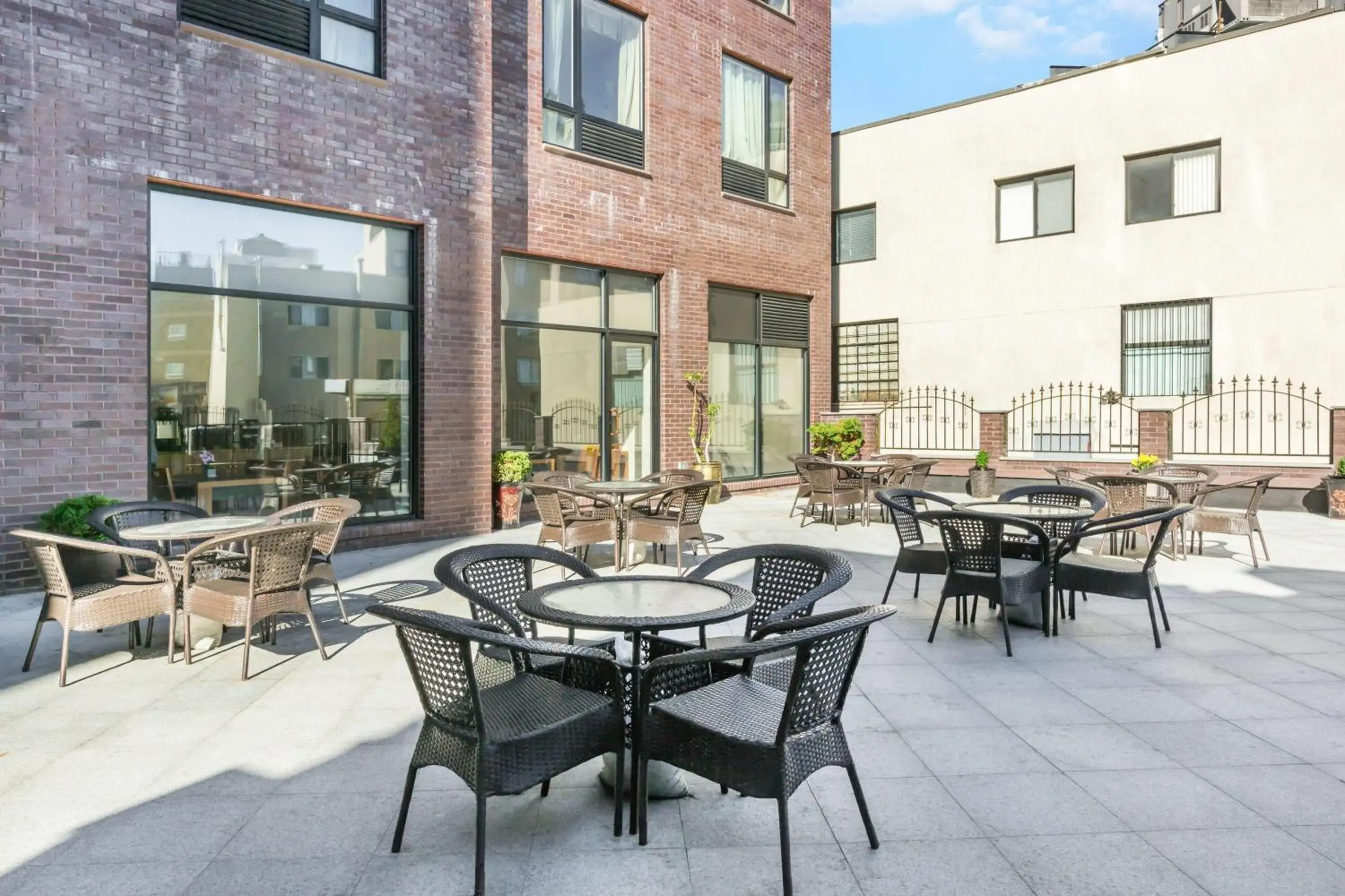 Property building in Ramada by Wyndham Flushing Queens Property building in Ramada by Wyndham Flushing Queens