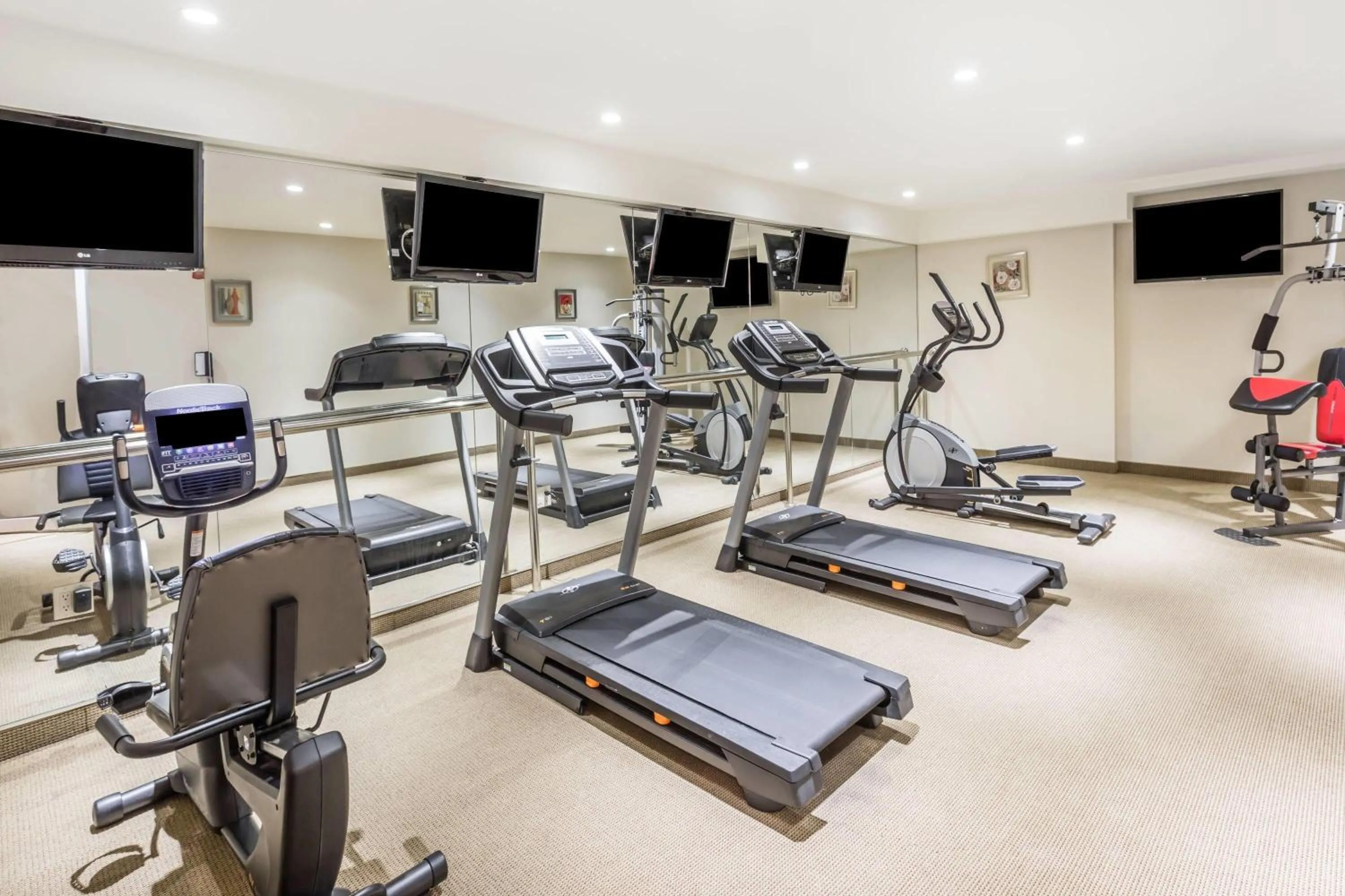 Fitness centre/facilities in Ramada by Wyndham Flushing Queens