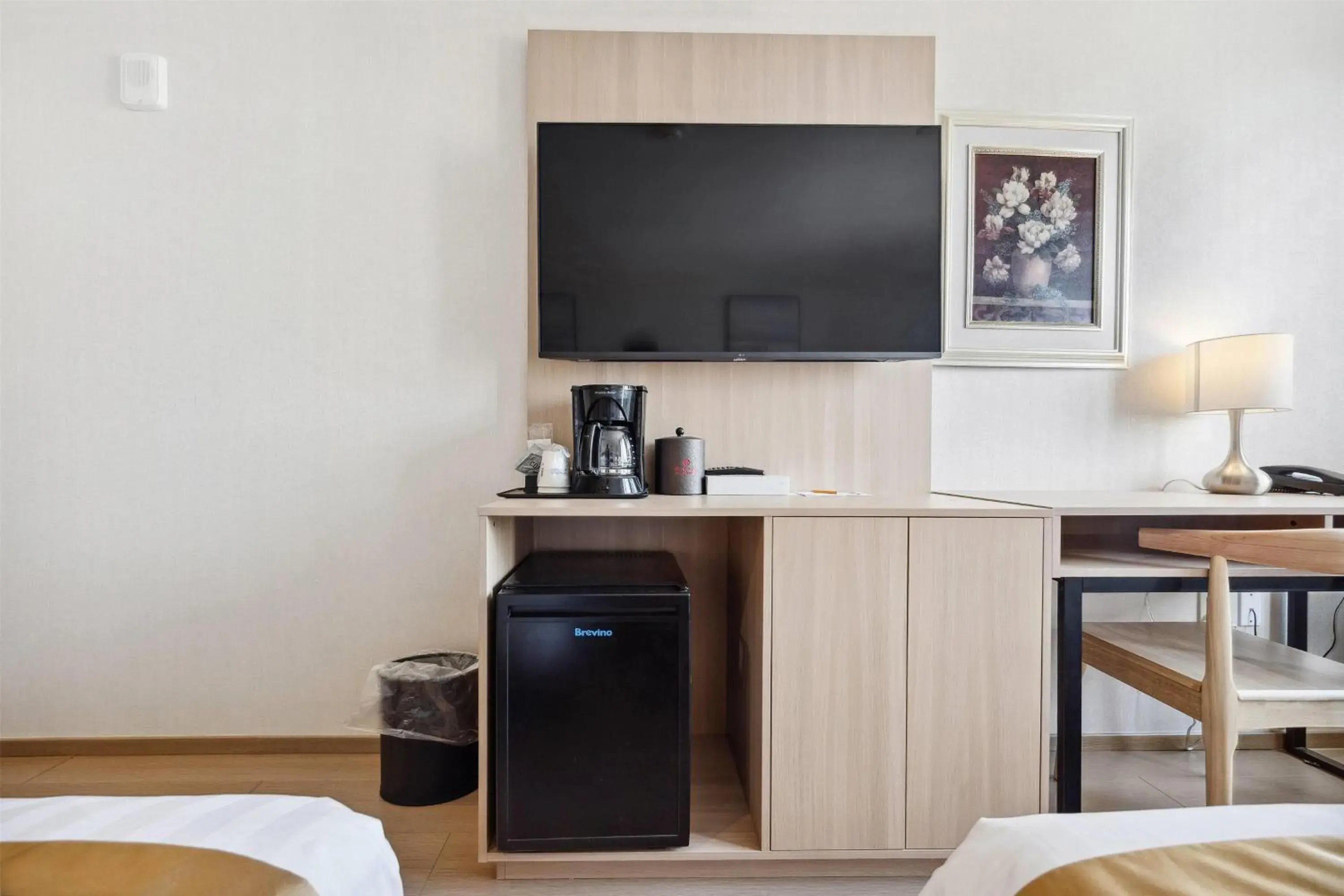 Photo of the whole room, Bed in Ramada by Wyndham Flushing Queens Photo of the whole room, Bed in Ramada by Wyndham Flushing Queens