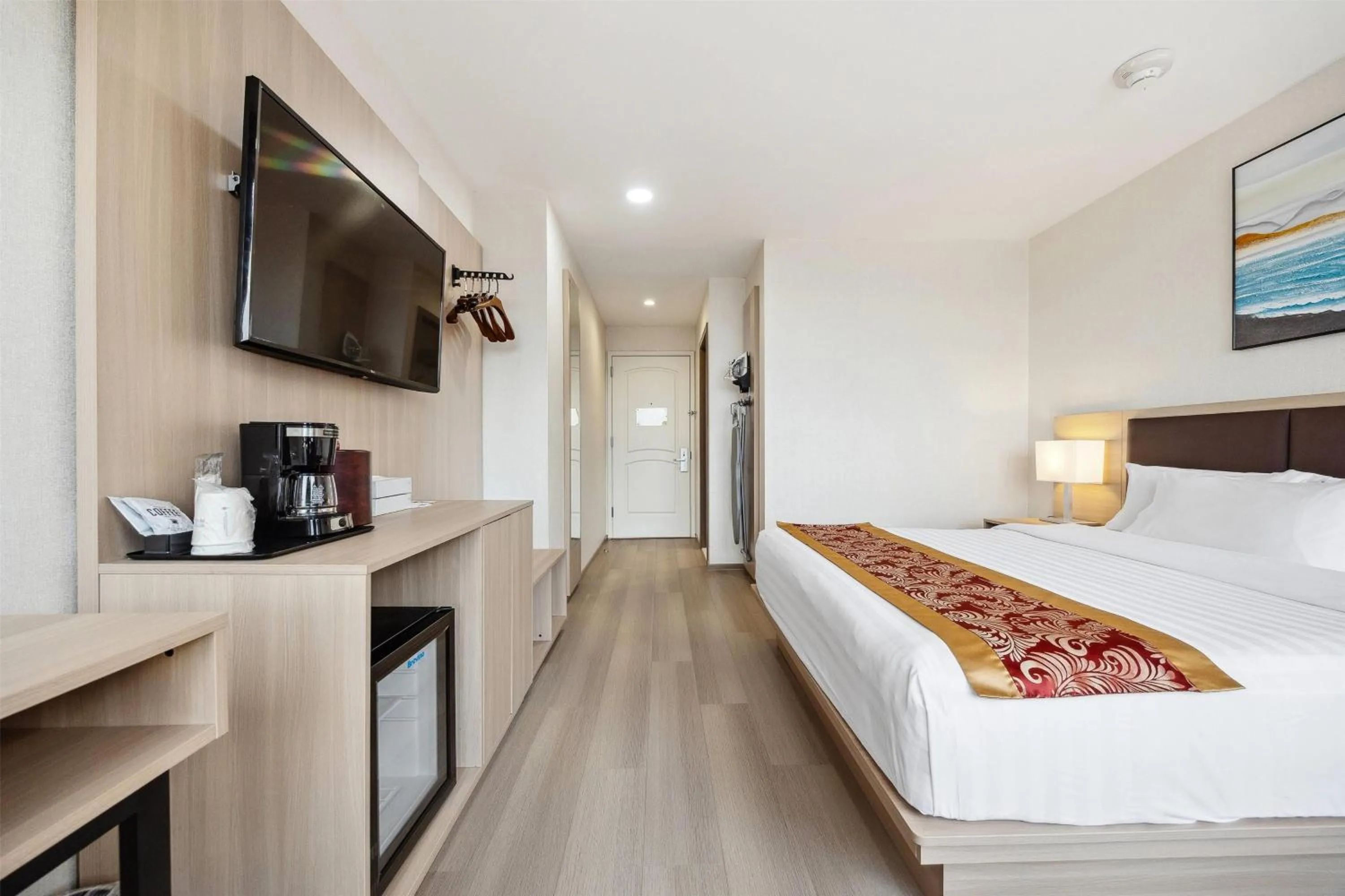 Photo of the whole room, Bed in Ramada by Wyndham Flushing Queens