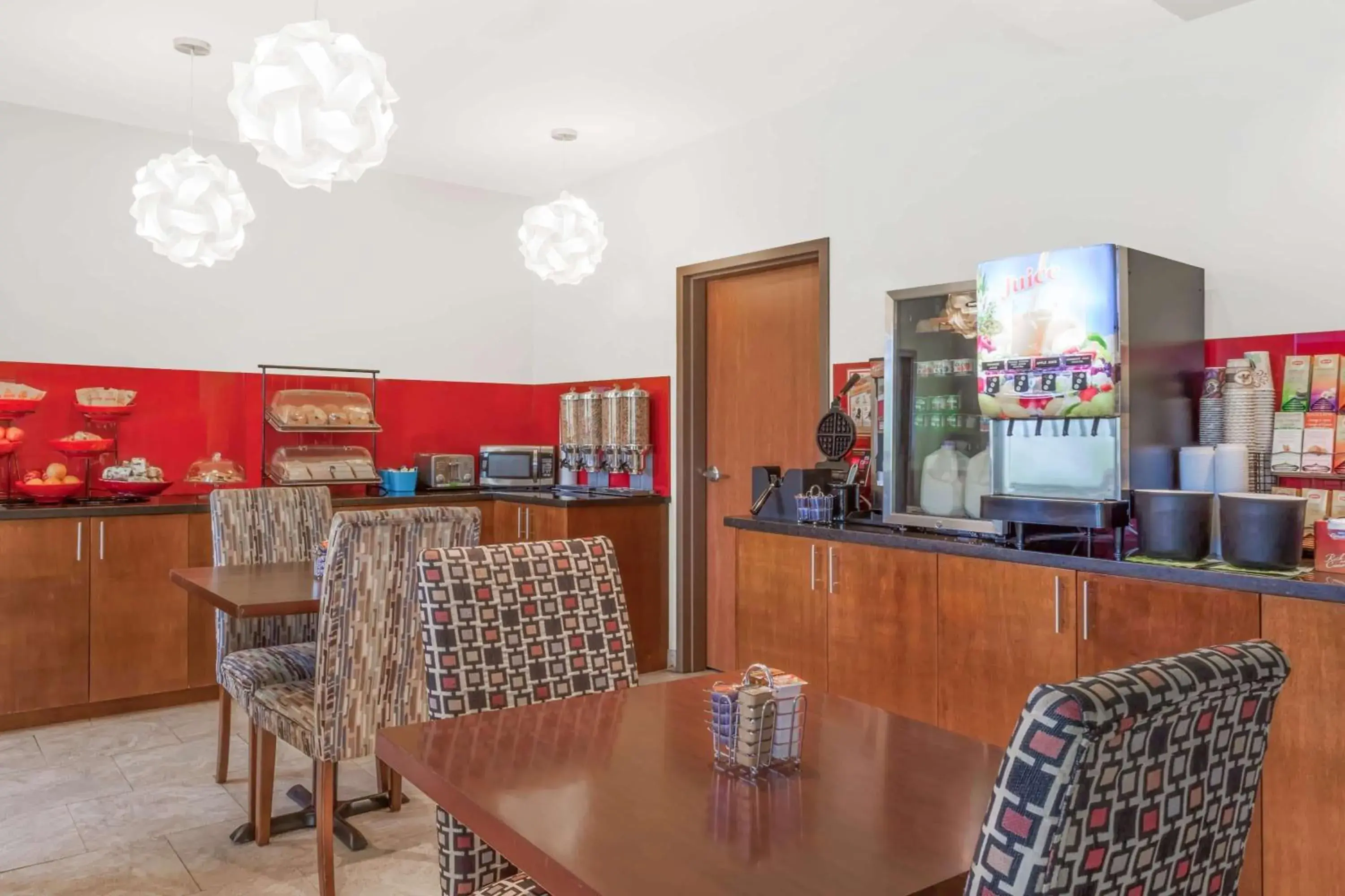 Restaurant/places to eat in Ramada by Wyndham Carlyle Restaurant/places to eat in Ramada by Wyndham Carlyle