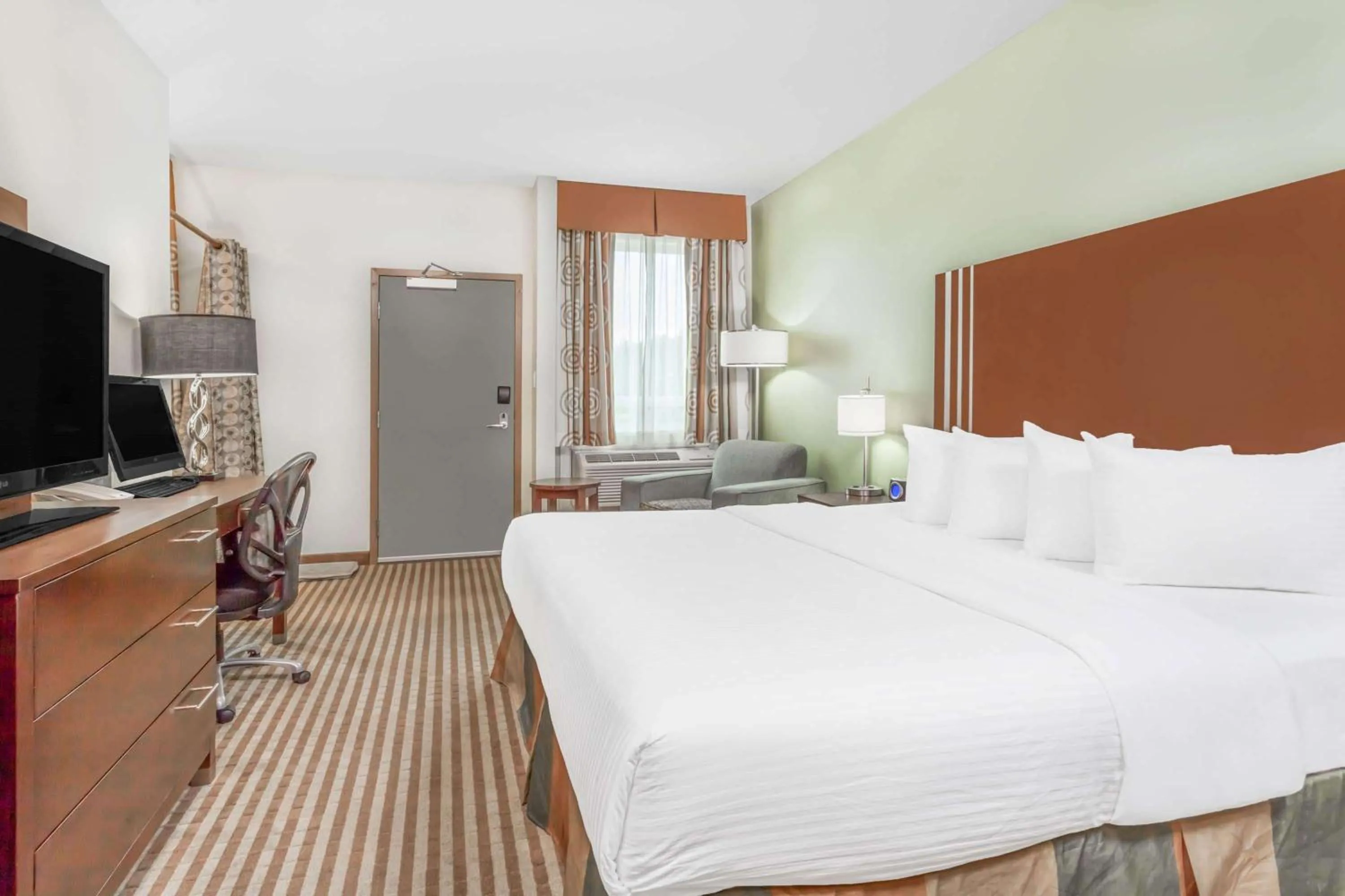 Photo of the whole room, Bed in Ramada by Wyndham Carlyle