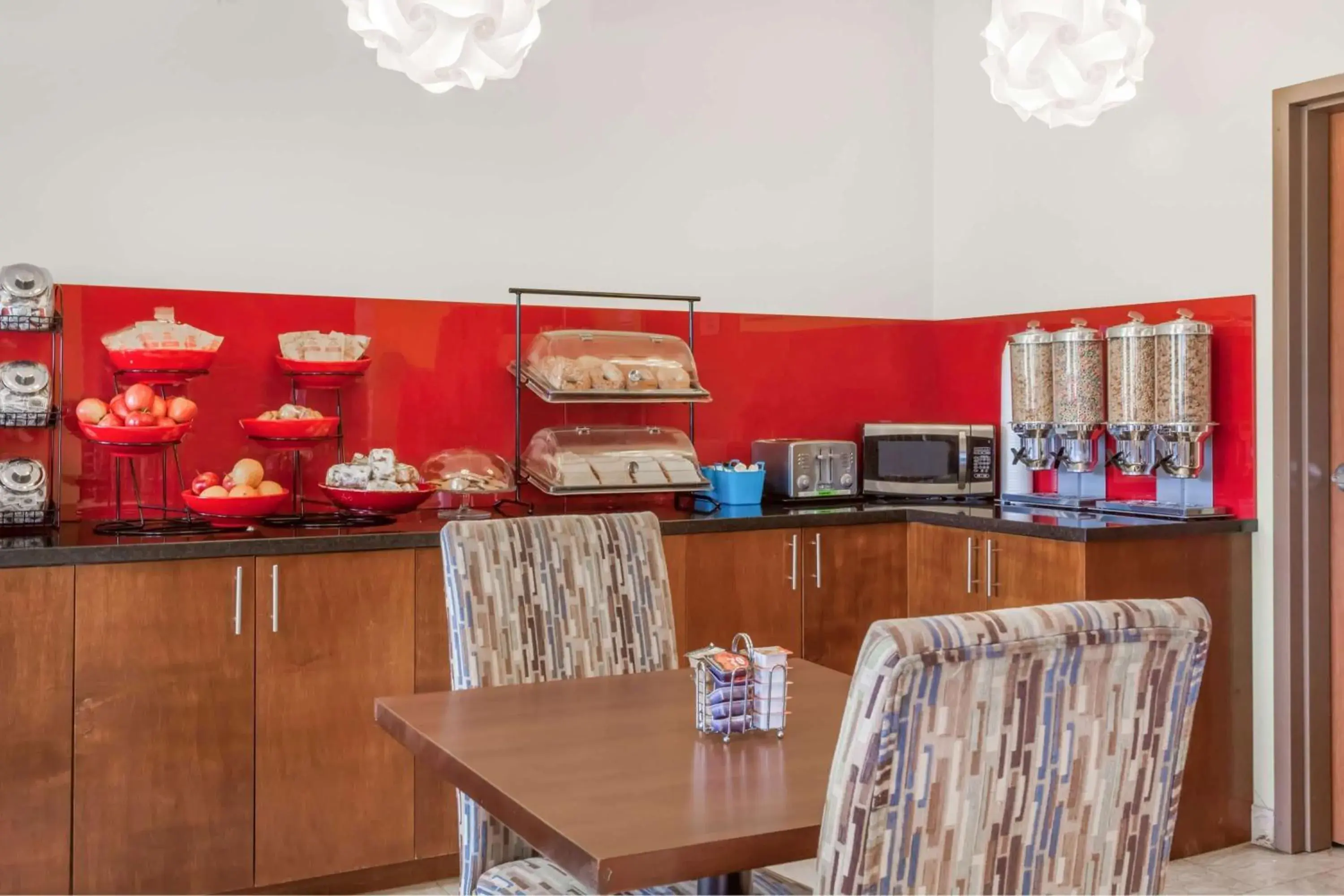 Restaurant/places to eat in Ramada by Wyndham Carlyle Restaurant/places to eat in Ramada by Wyndham Carlyle