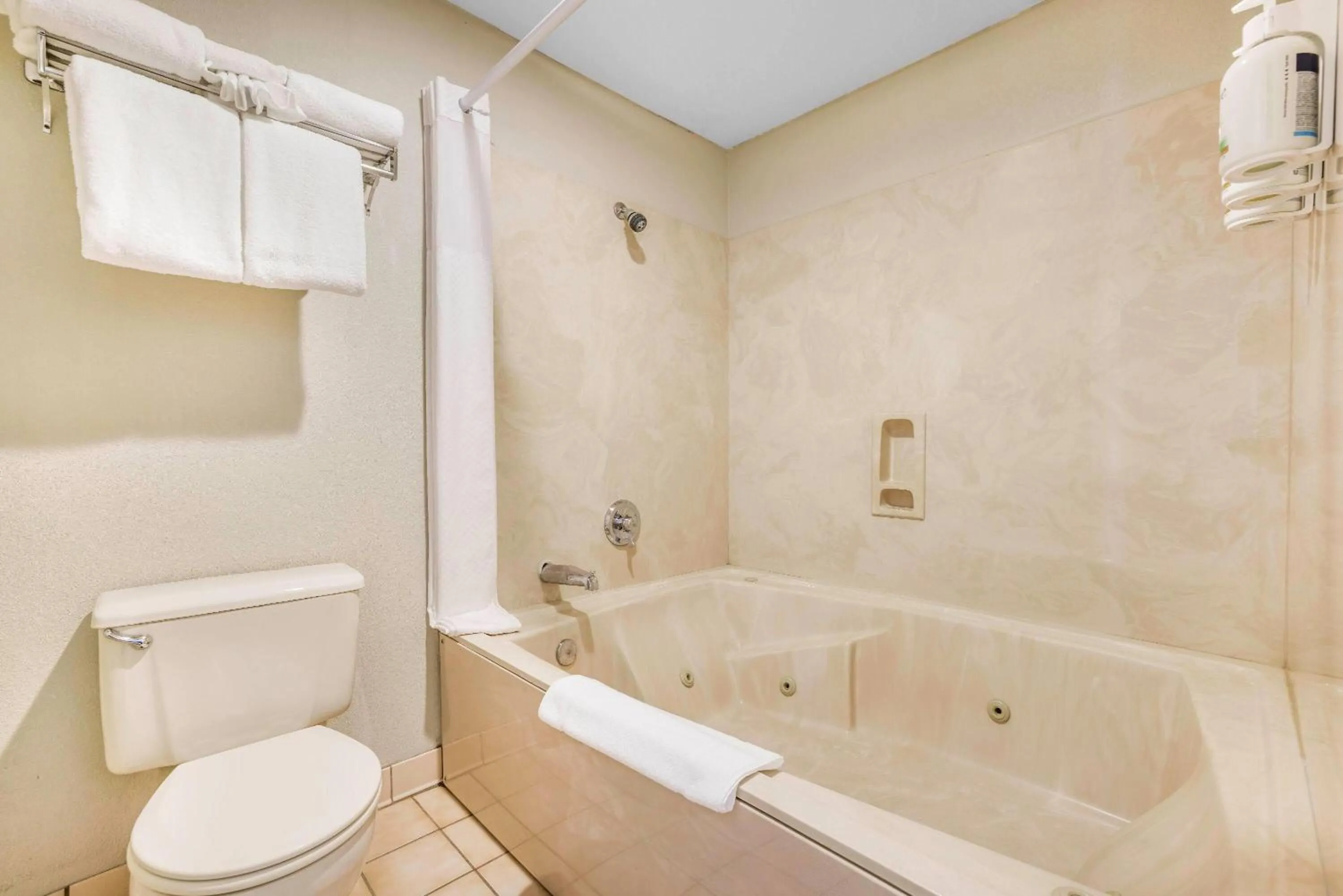 Photo of the whole room in Baymont by Wyndham Cortez