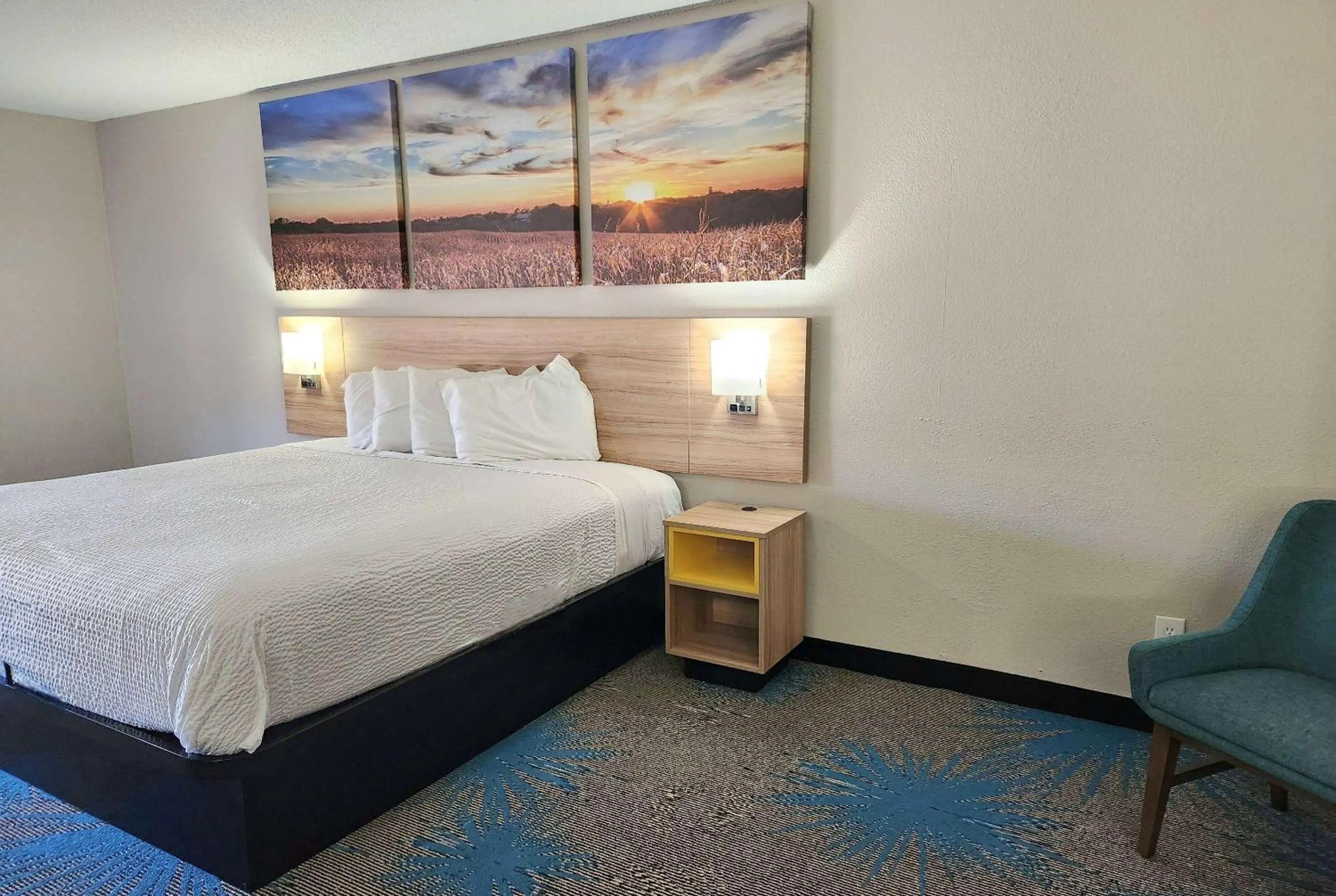 Photo of the whole room, Bed in Days Inn & Suites by Wyndham New Iberia