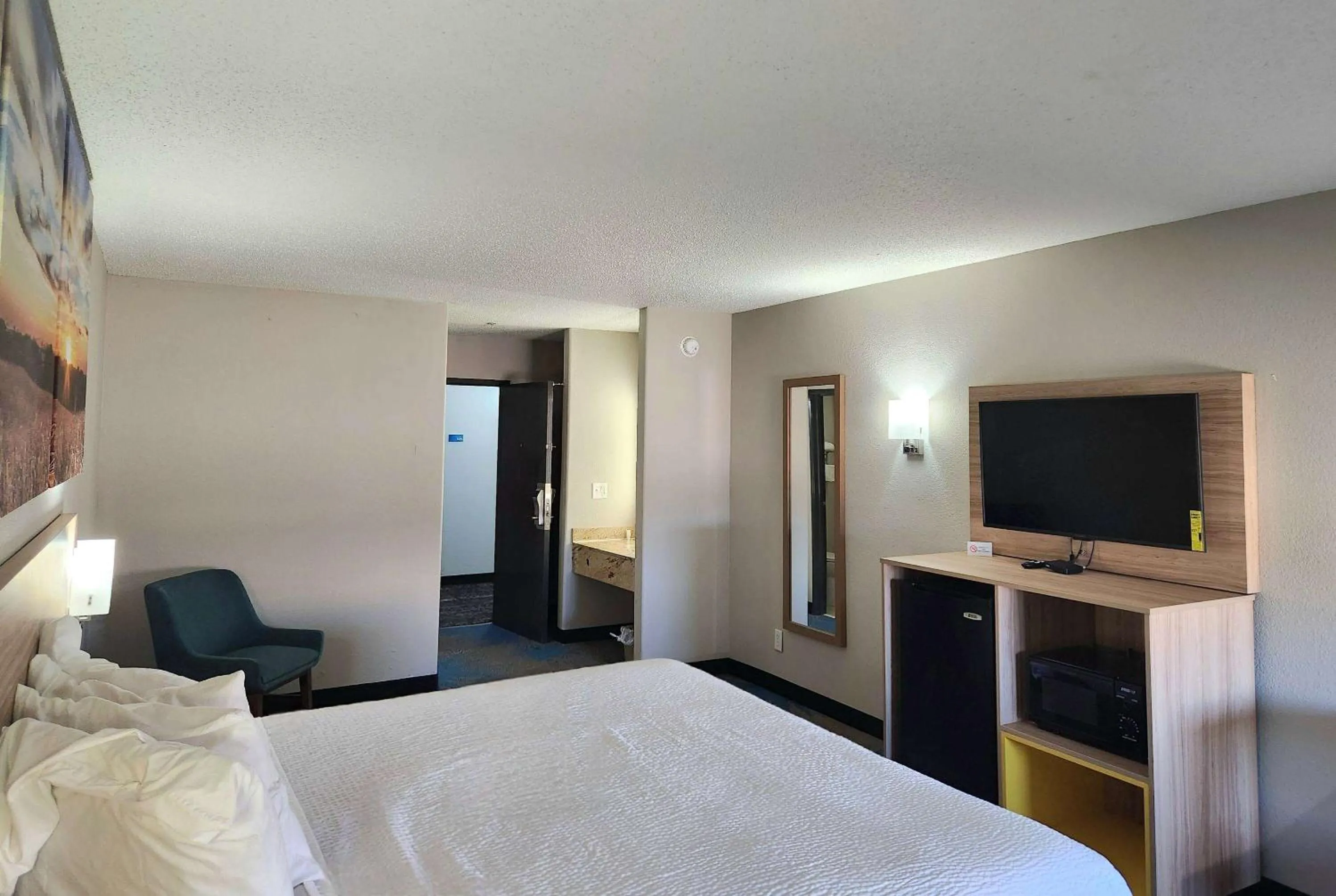 Photo of the whole room, Bed in Days Inn & Suites by Wyndham New Iberia