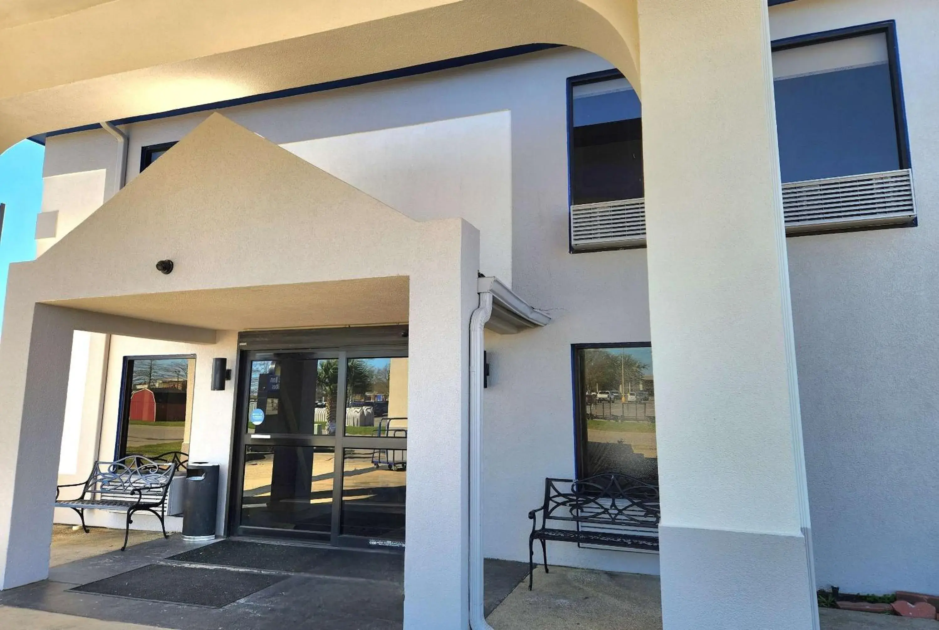 Property building in Days Inn & Suites by Wyndham New Iberia Property building in Days Inn & Suites by Wyndham New Iberia