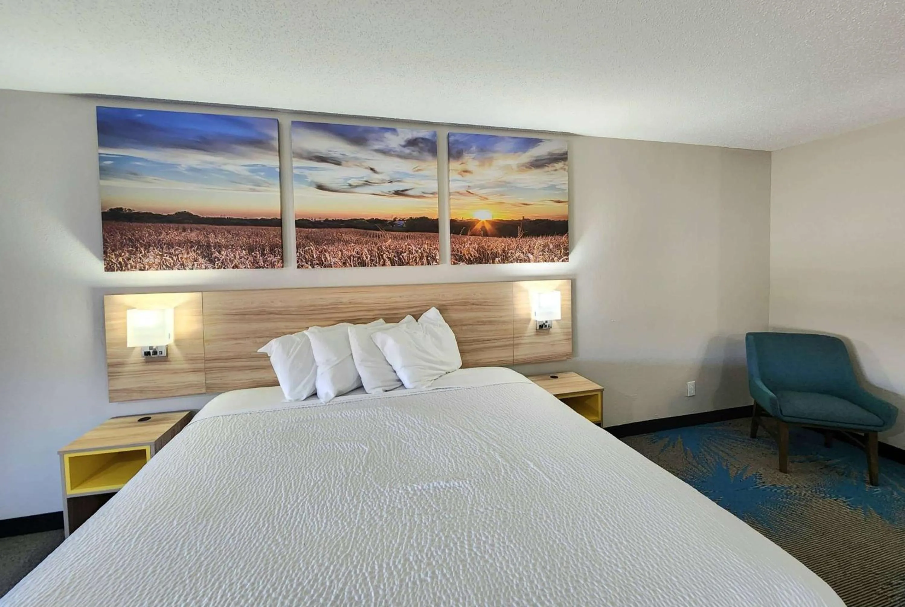 Photo of the whole room, Bed in Days Inn & Suites by Wyndham New Iberia