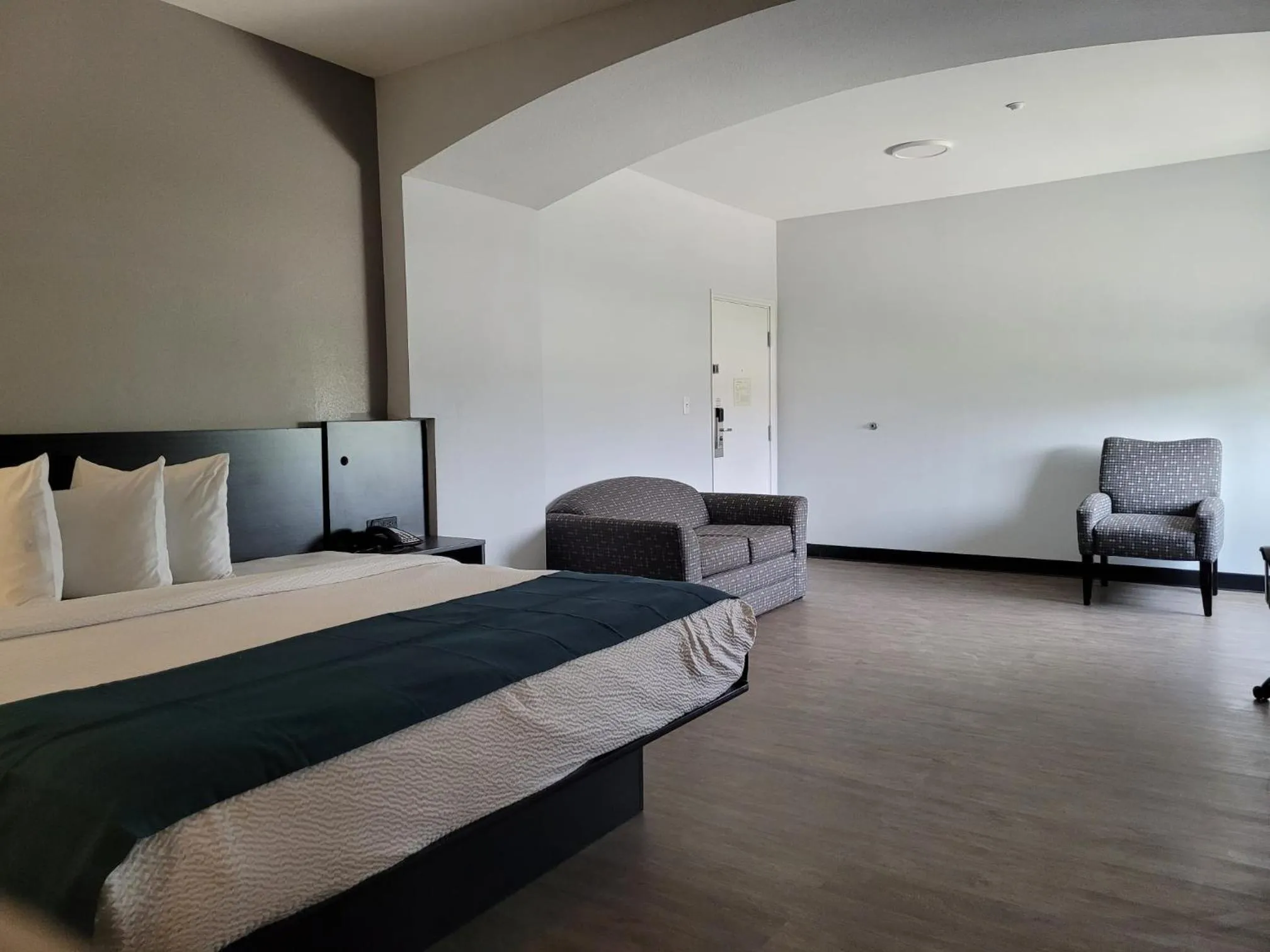 Photo of the whole room in Studio 6 Gonzales, TX