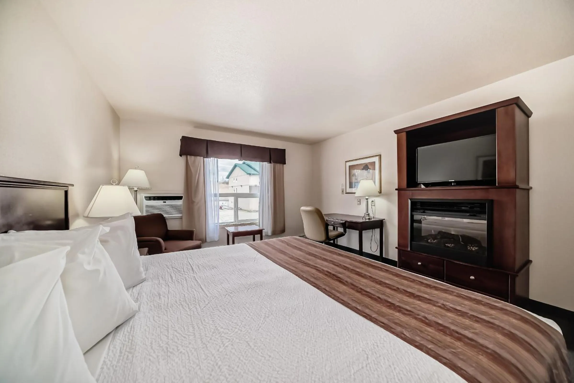 Photo of the whole room, Bed in Grande Cache Inn & Suites