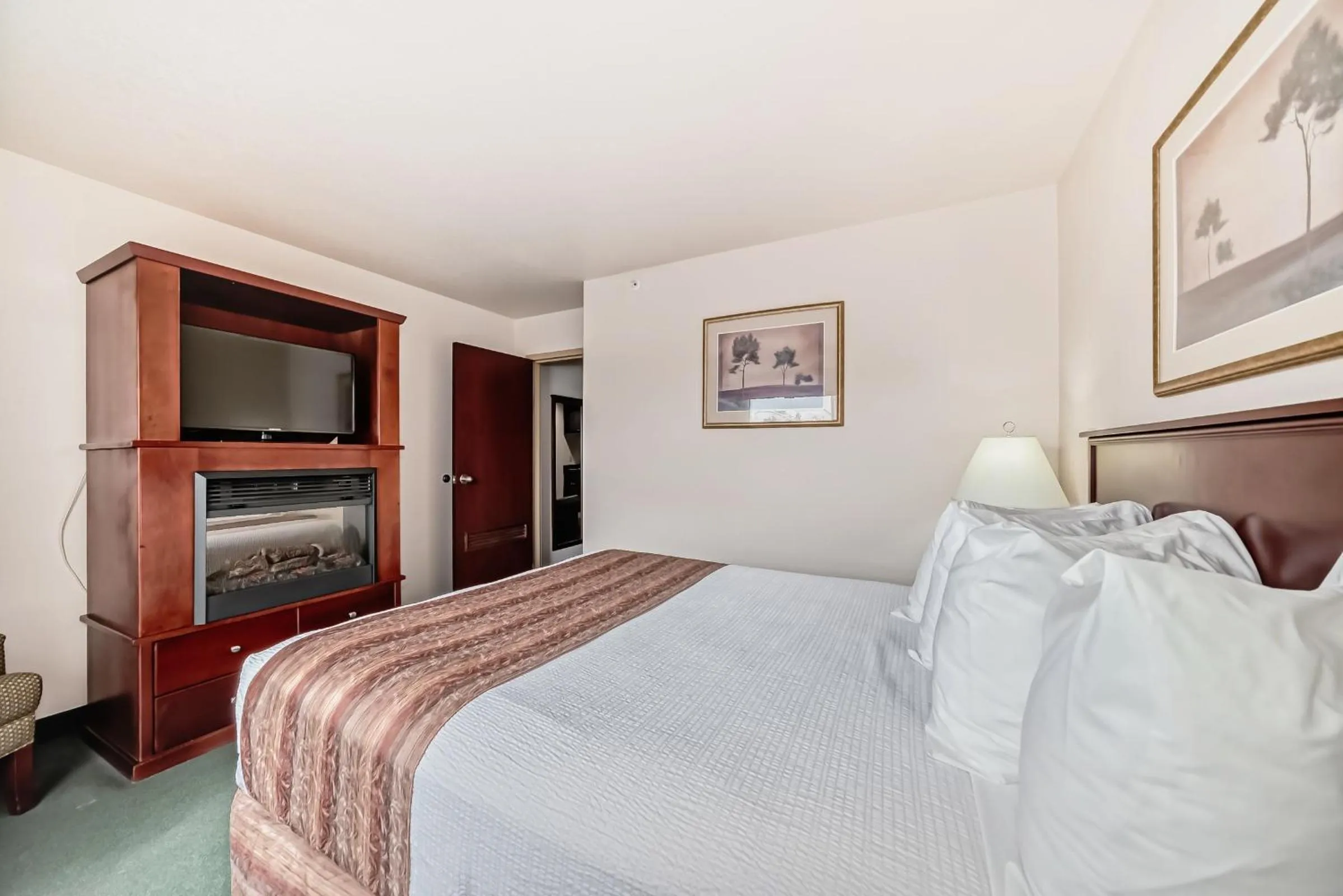 Bedroom, Bed in Grande Cache Inn & Suites