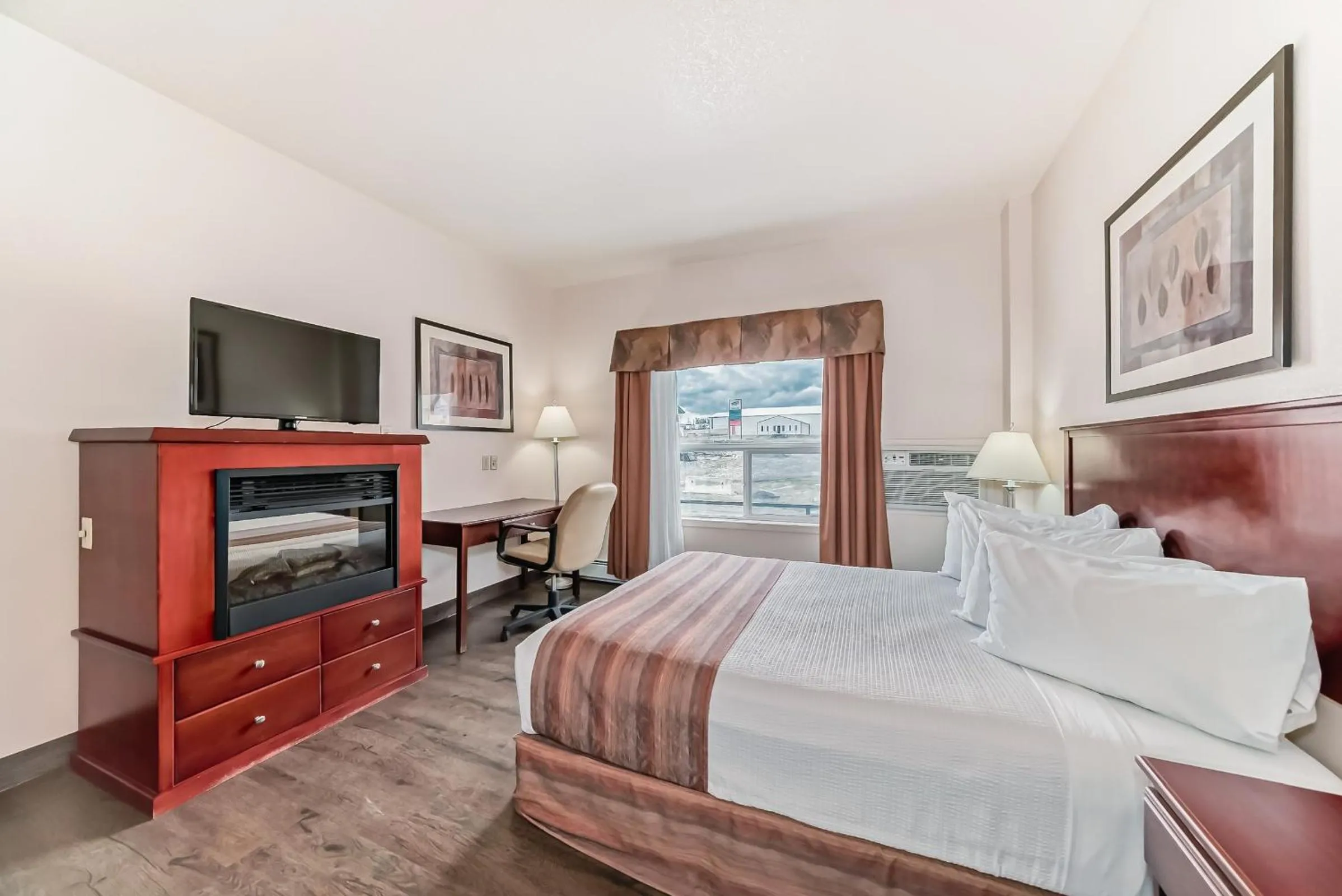 Bedroom, Bed in Grande Cache Inn & Suites