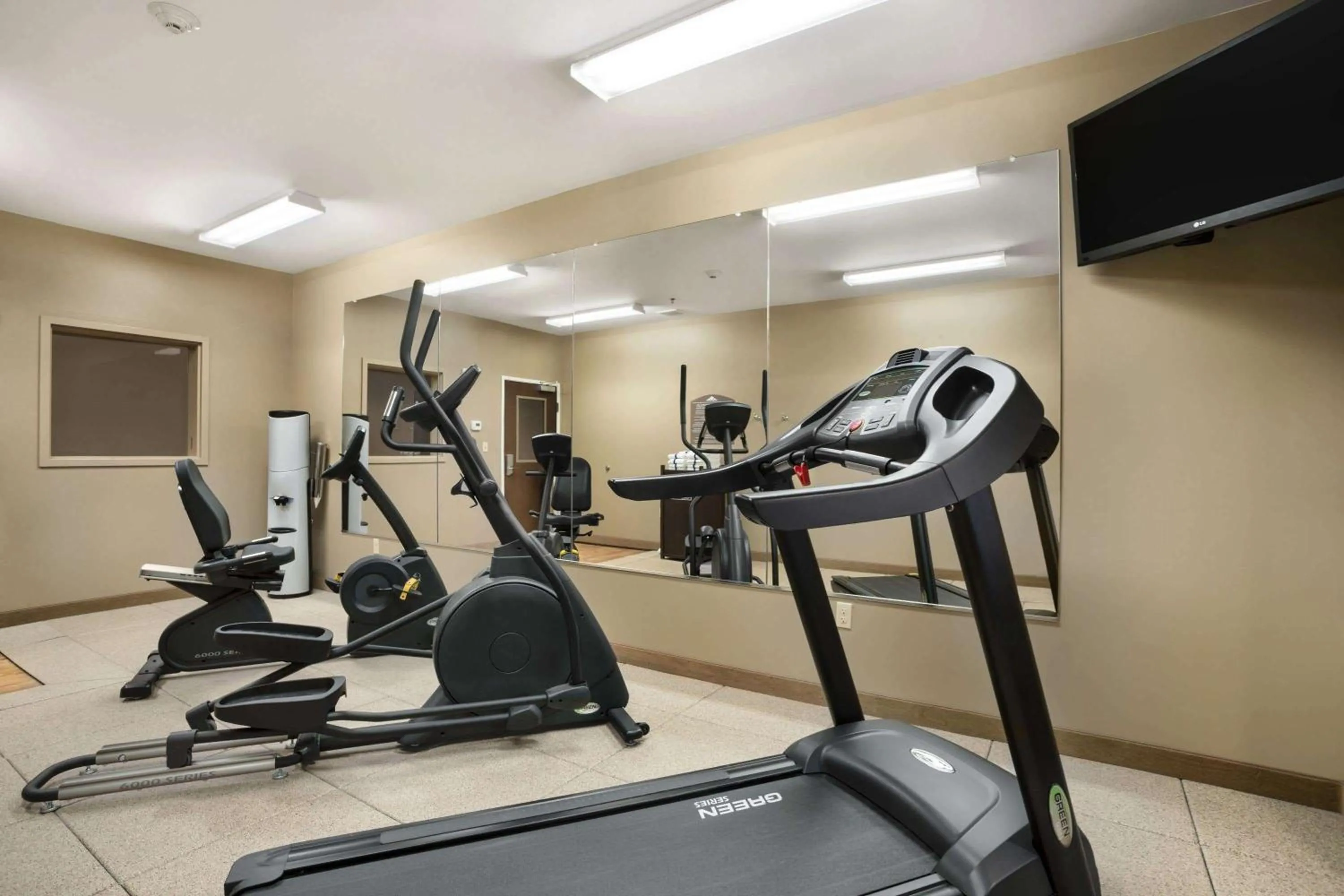 Fitness centre/facilities in Microtel Inn & Suites by Wyndham Cambridge