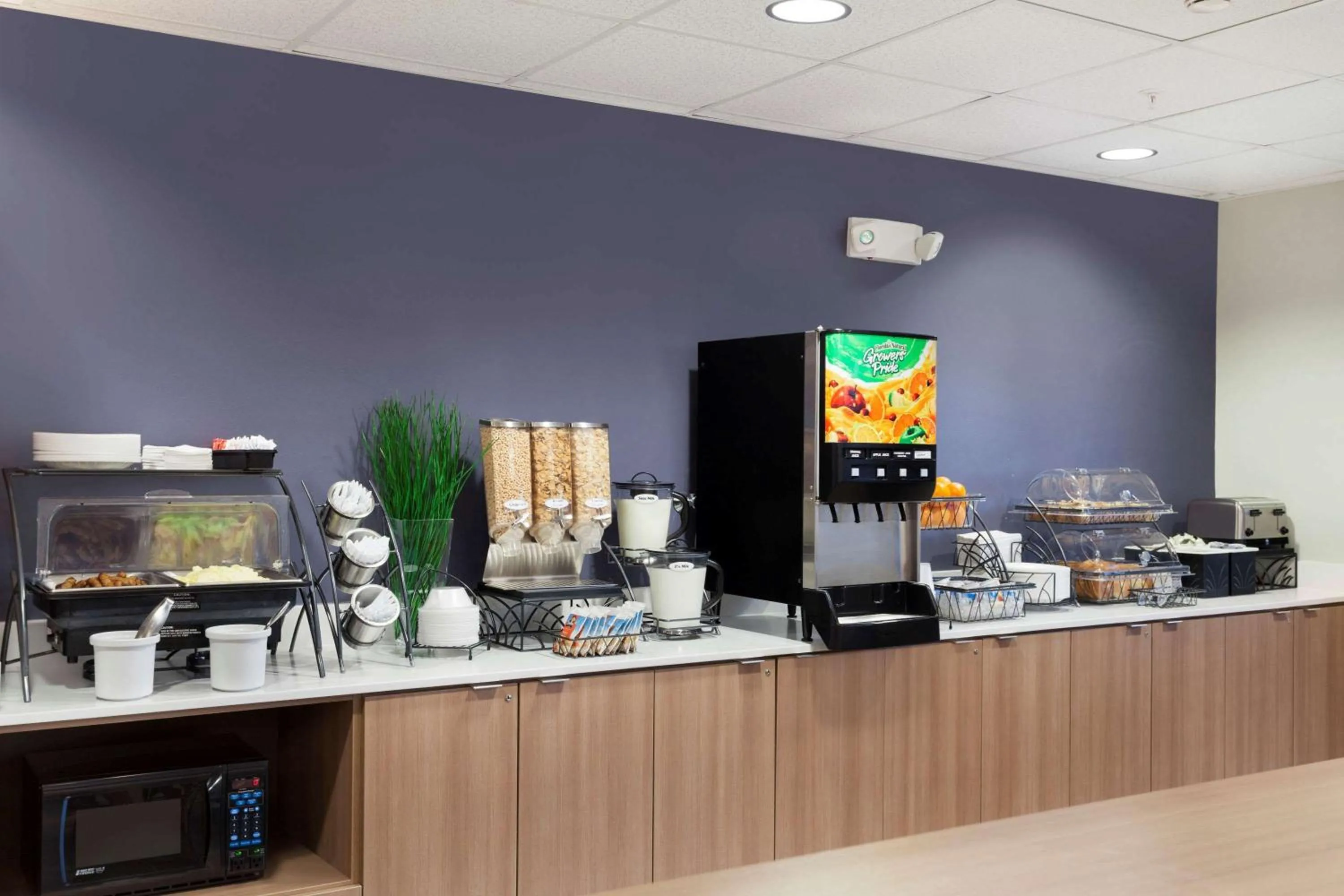 Restaurant/places to eat in Microtel Inn & Suites by Wyndham Georgetown Delaware Beaches