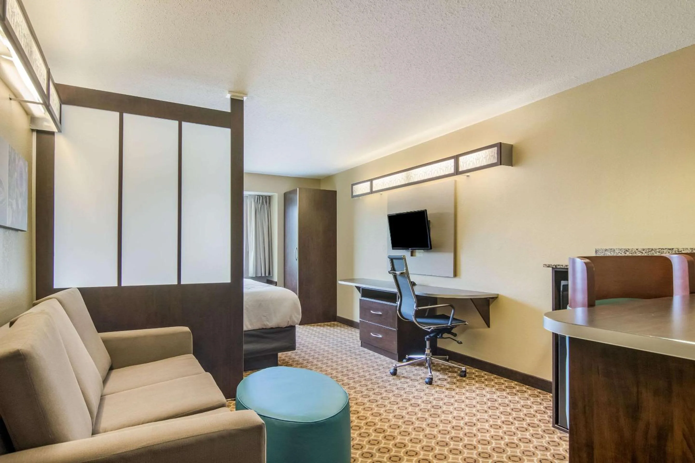 Photo of the whole room, Seating Area in Sleep Inn & Suites Steubenville at the University