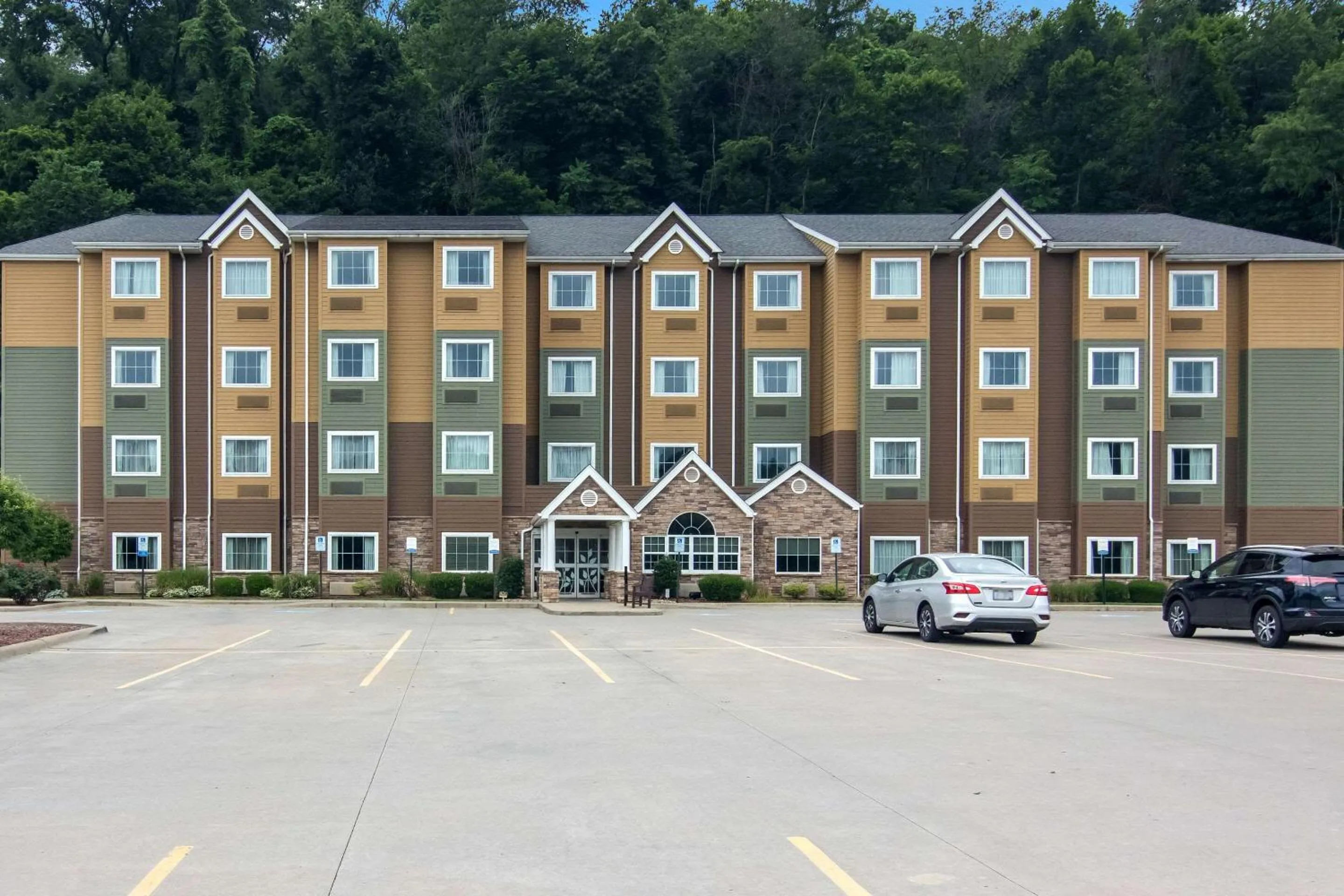 Property Building in Sleep Inn & Suites Steubenville at the University