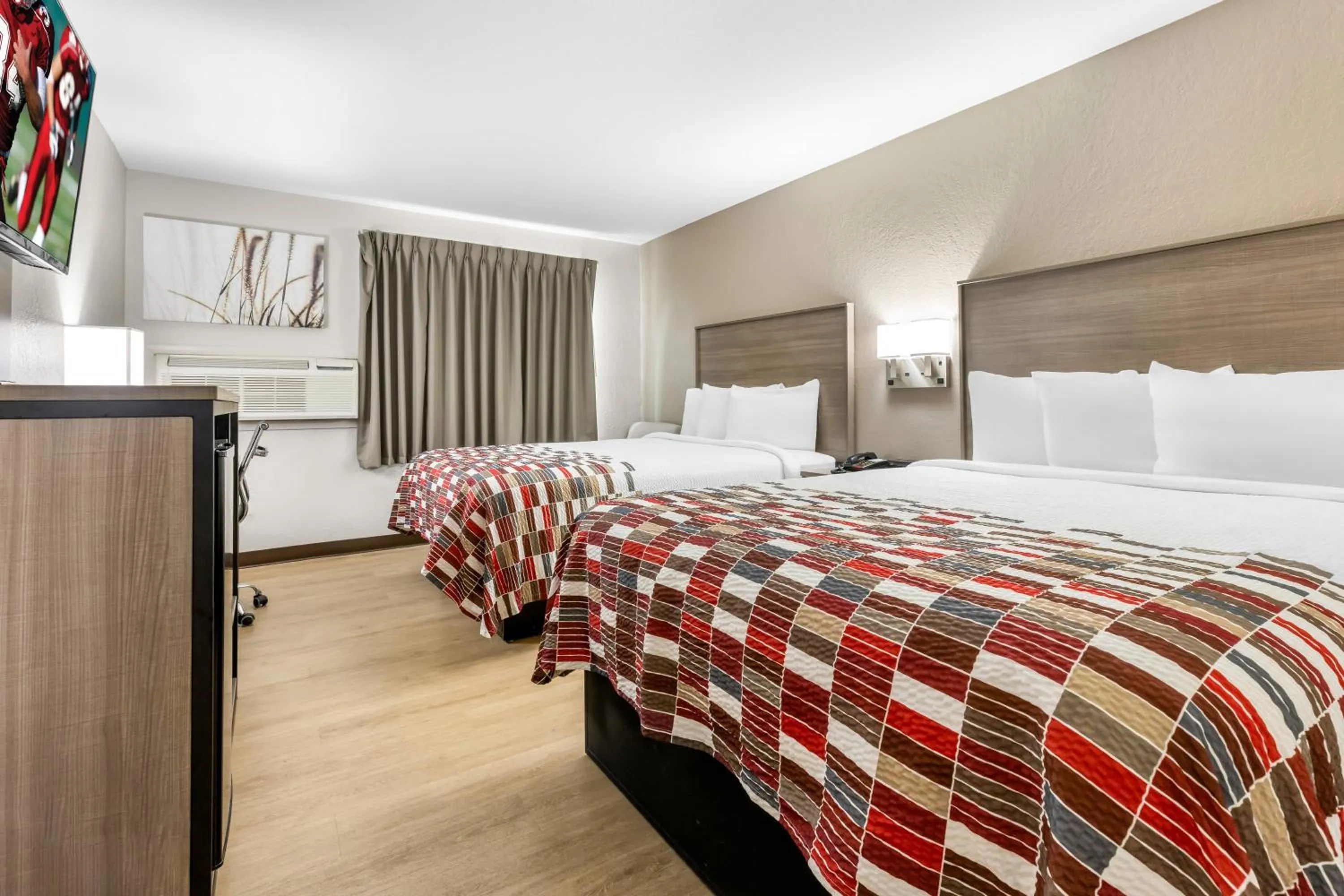 Photo of the whole room, Bed in Red Roof Inn Huntsville, AL