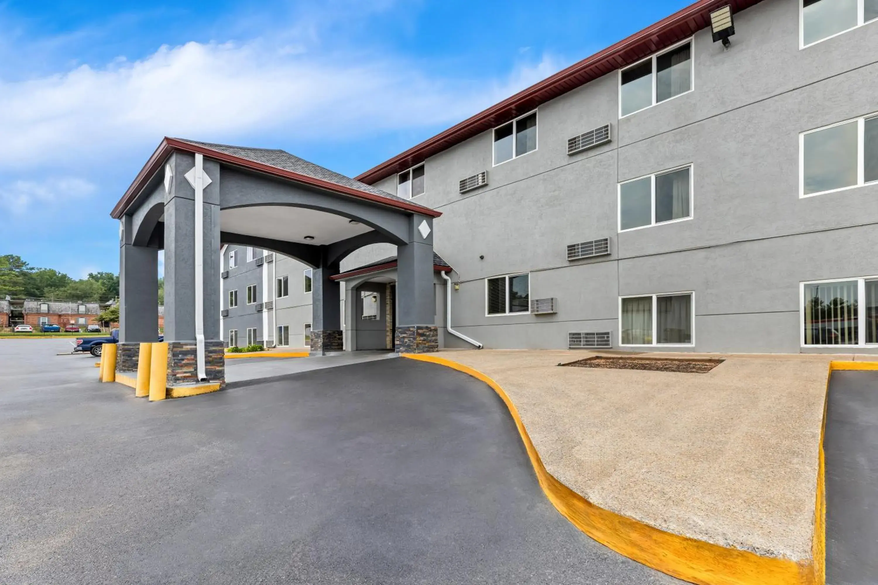 Property building in Red Roof Inn Huntsville, AL Property building in Red Roof Inn Huntsville, AL