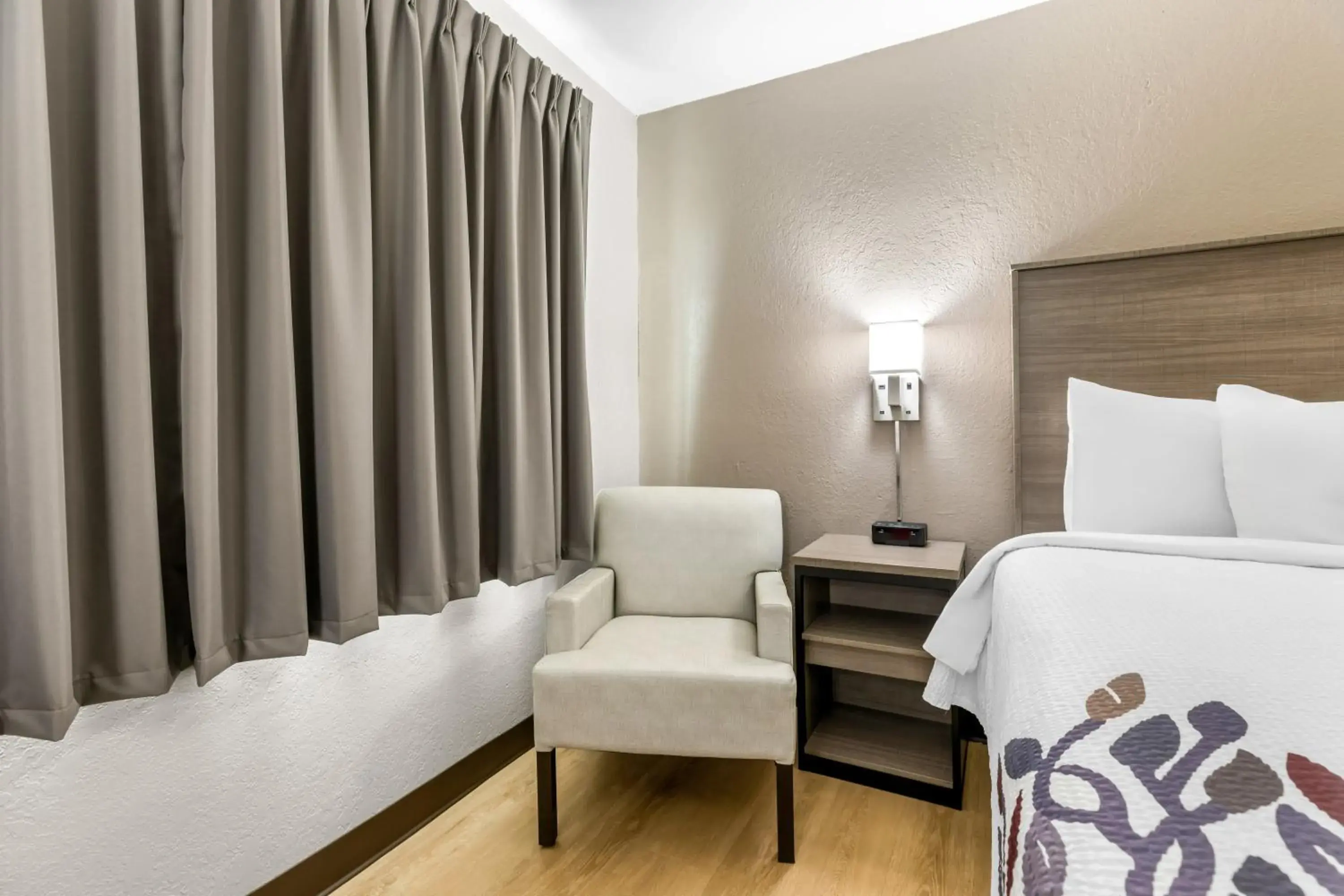 Bedroom in Red Roof Inn Huntsville, AL Bedroom in Red Roof Inn Huntsville, AL