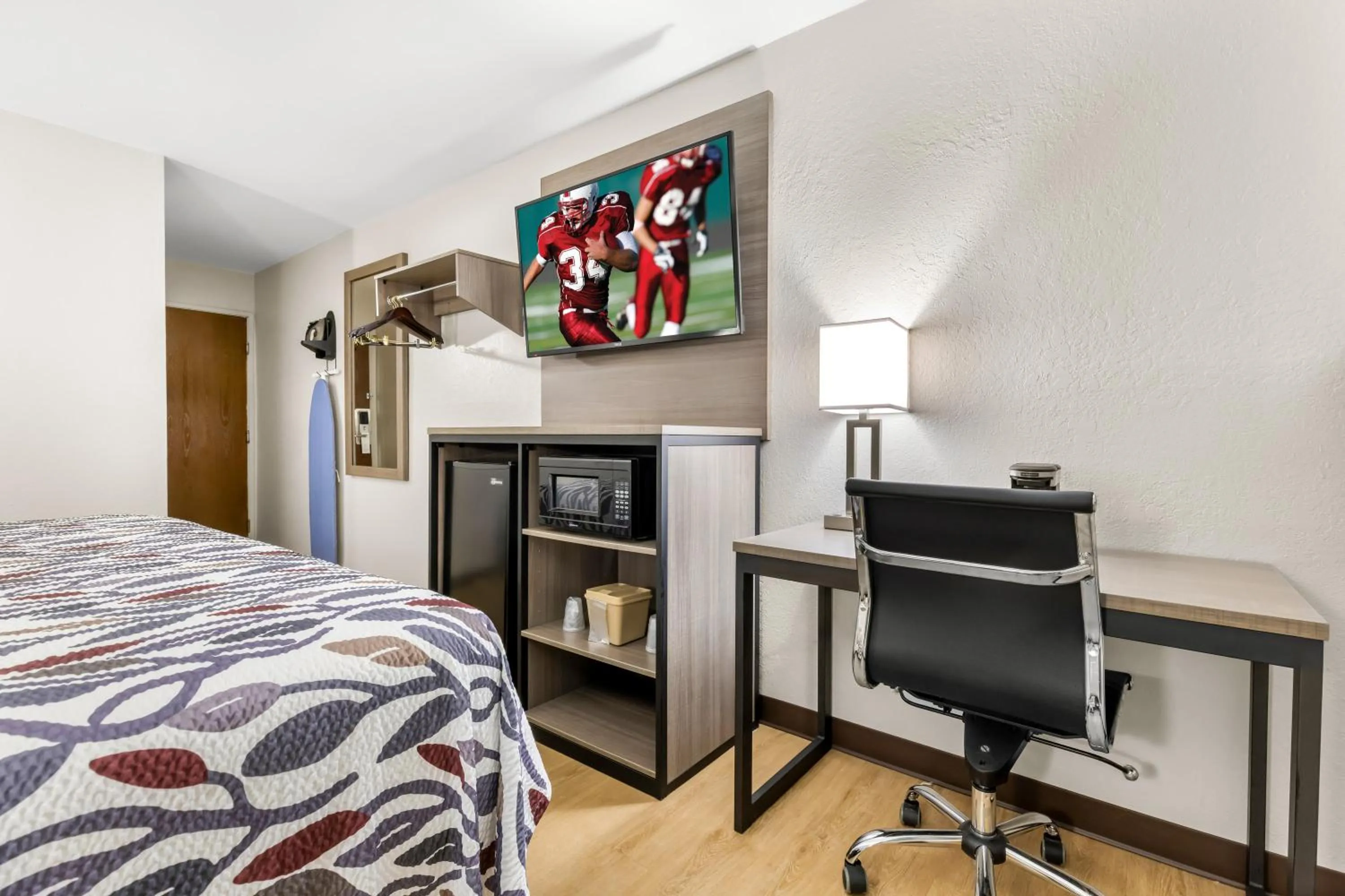 Bedroom, Bed in Red Roof Inn Huntsville, AL