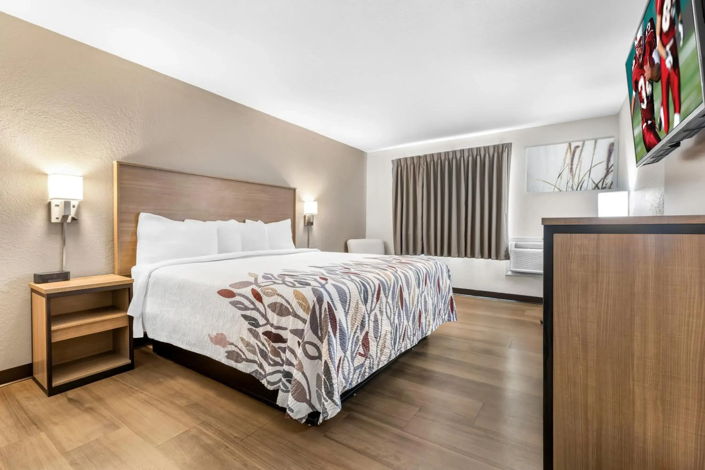 Deluxe King Room Non-Smoking in Red Roof Inn Huntsville, AL Deluxe King Room Non-Smoking in Red Roof Inn Huntsville, AL