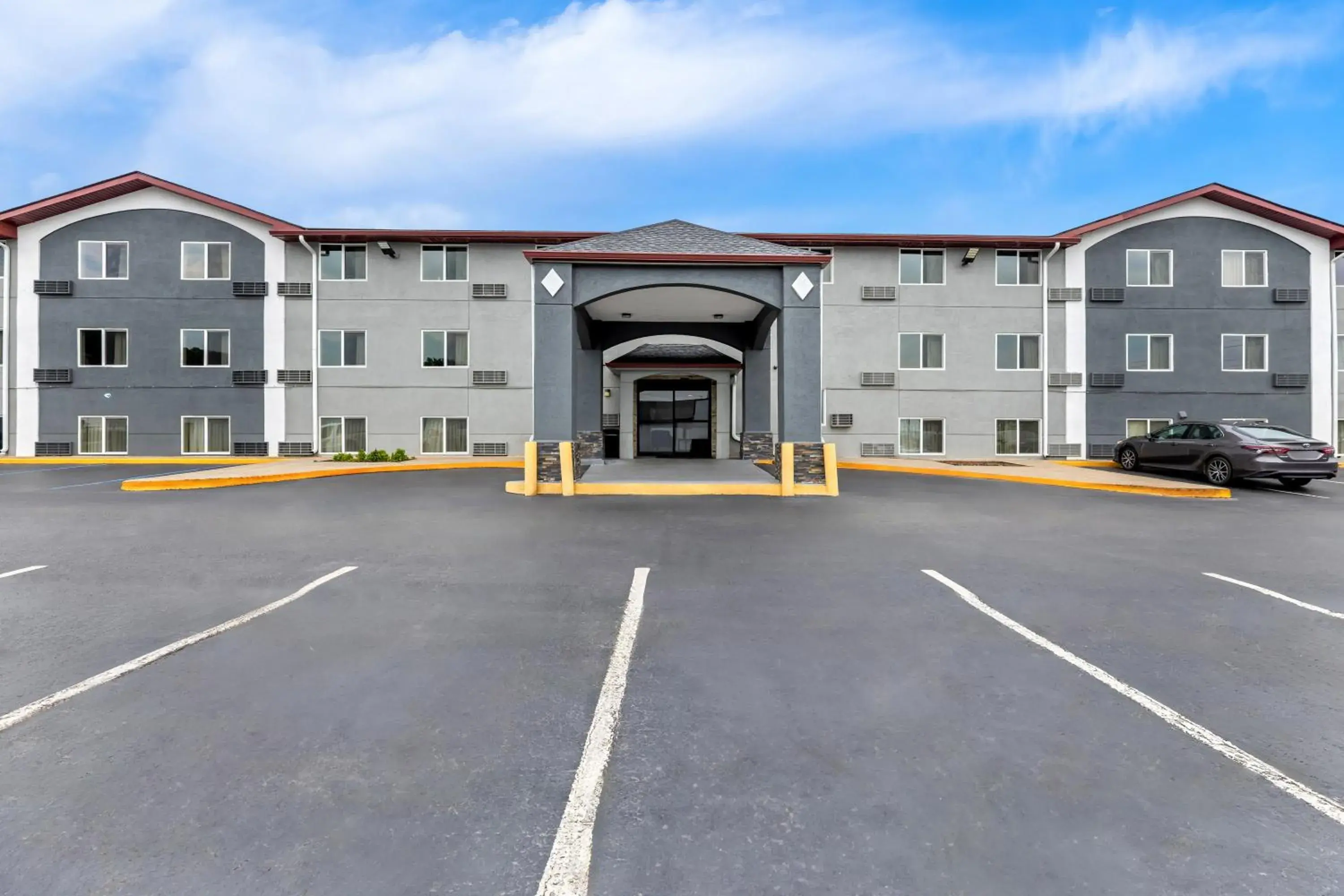 Property building in Red Roof Inn Huntsville, AL Property building in Red Roof Inn Huntsville, AL