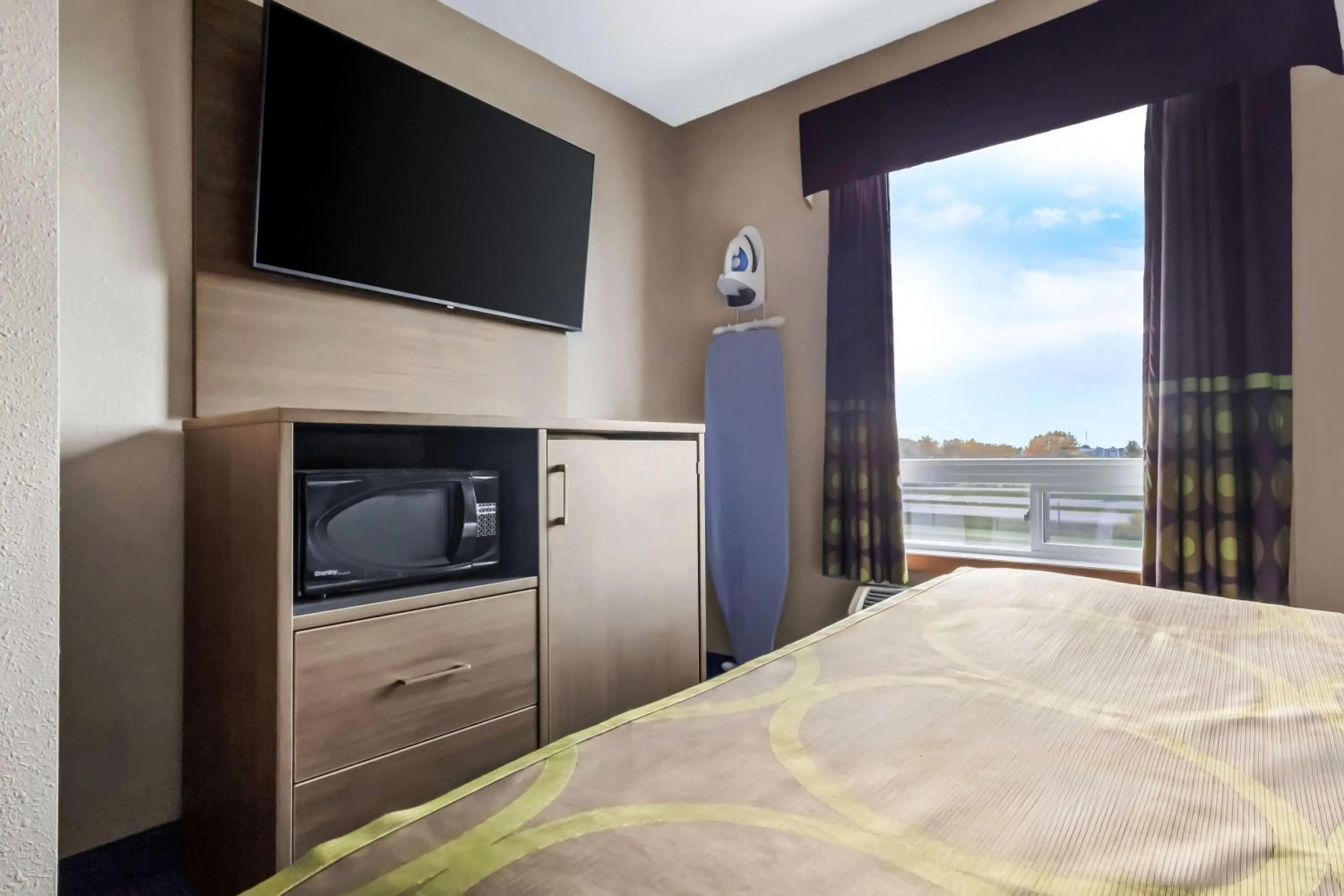 Photo of the whole room, Bed in Super 8 by Wyndham Prince Albert