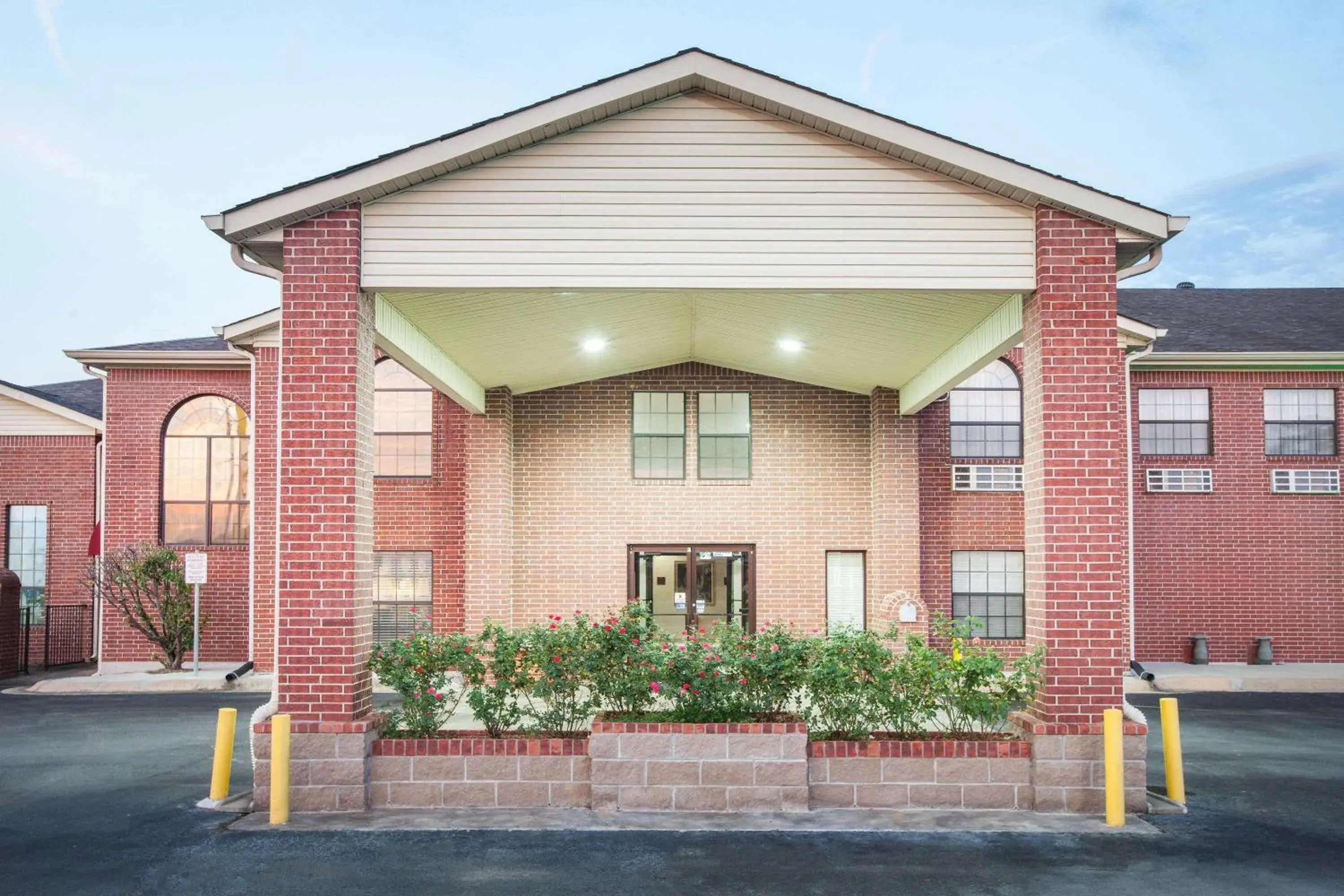 Property building in Super 8 by Wyndham White Hall Property building in Super 8 by Wyndham White Hall