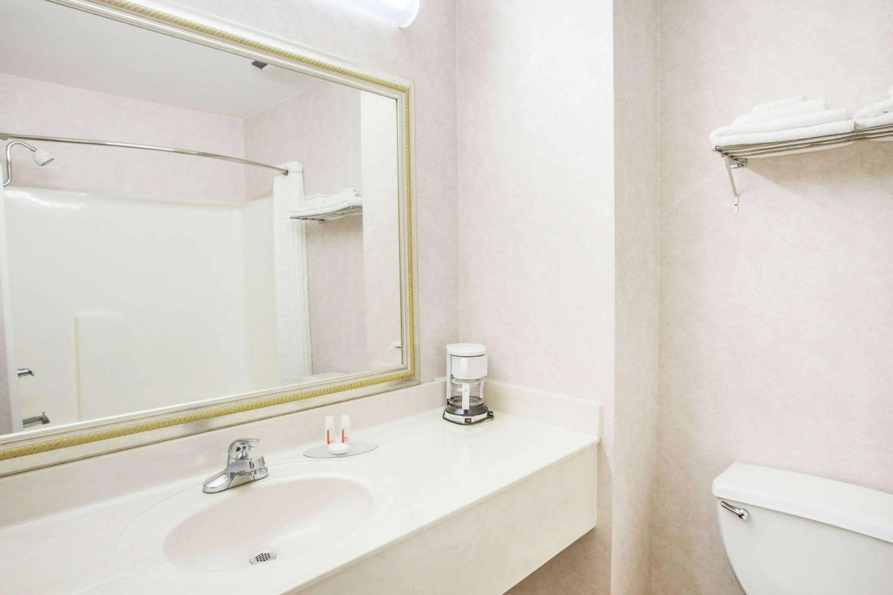 TV and multimedia in Super 8 by Wyndham White Hall