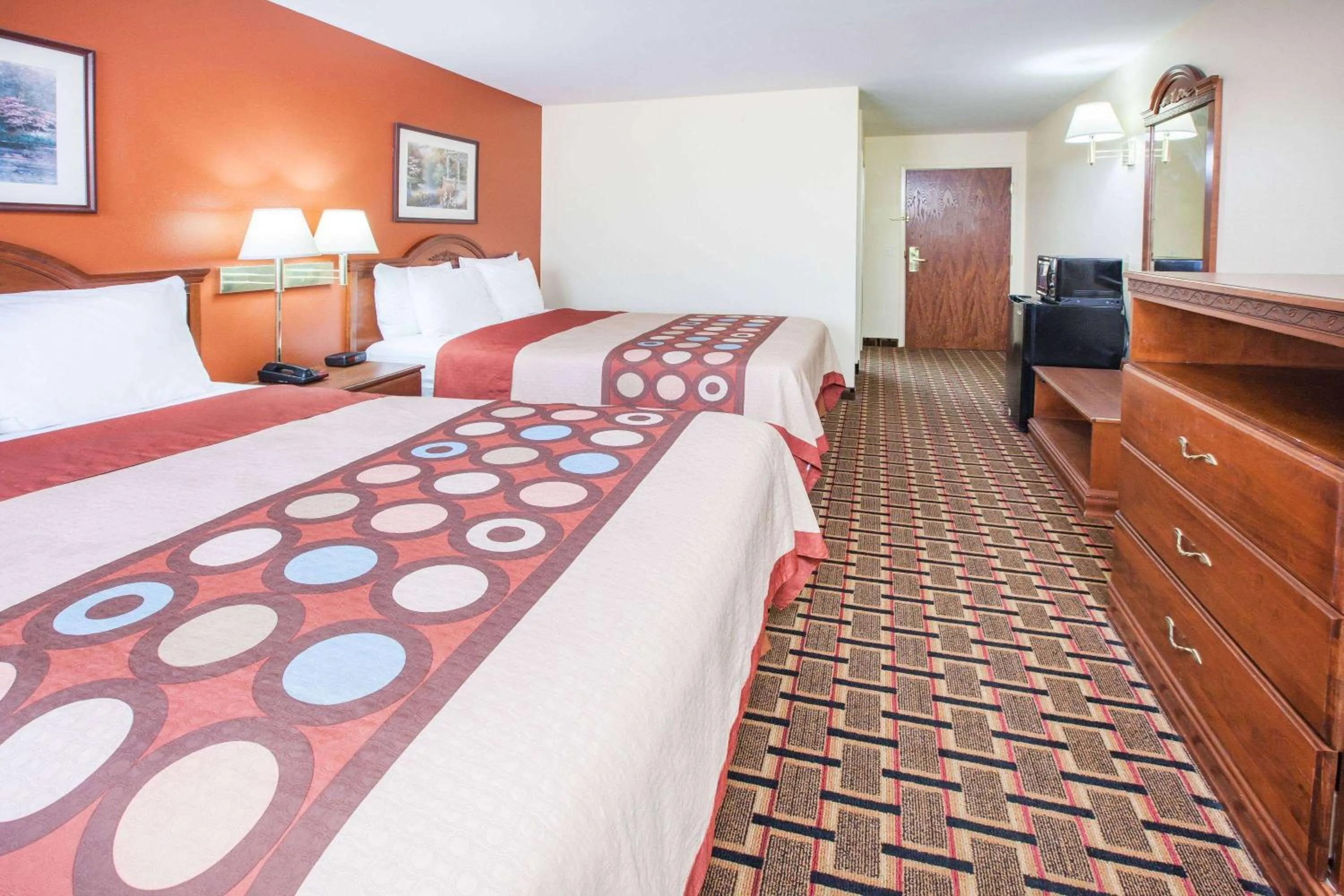 Photo of the whole room, Bed in Super 8 by Wyndham White Hall