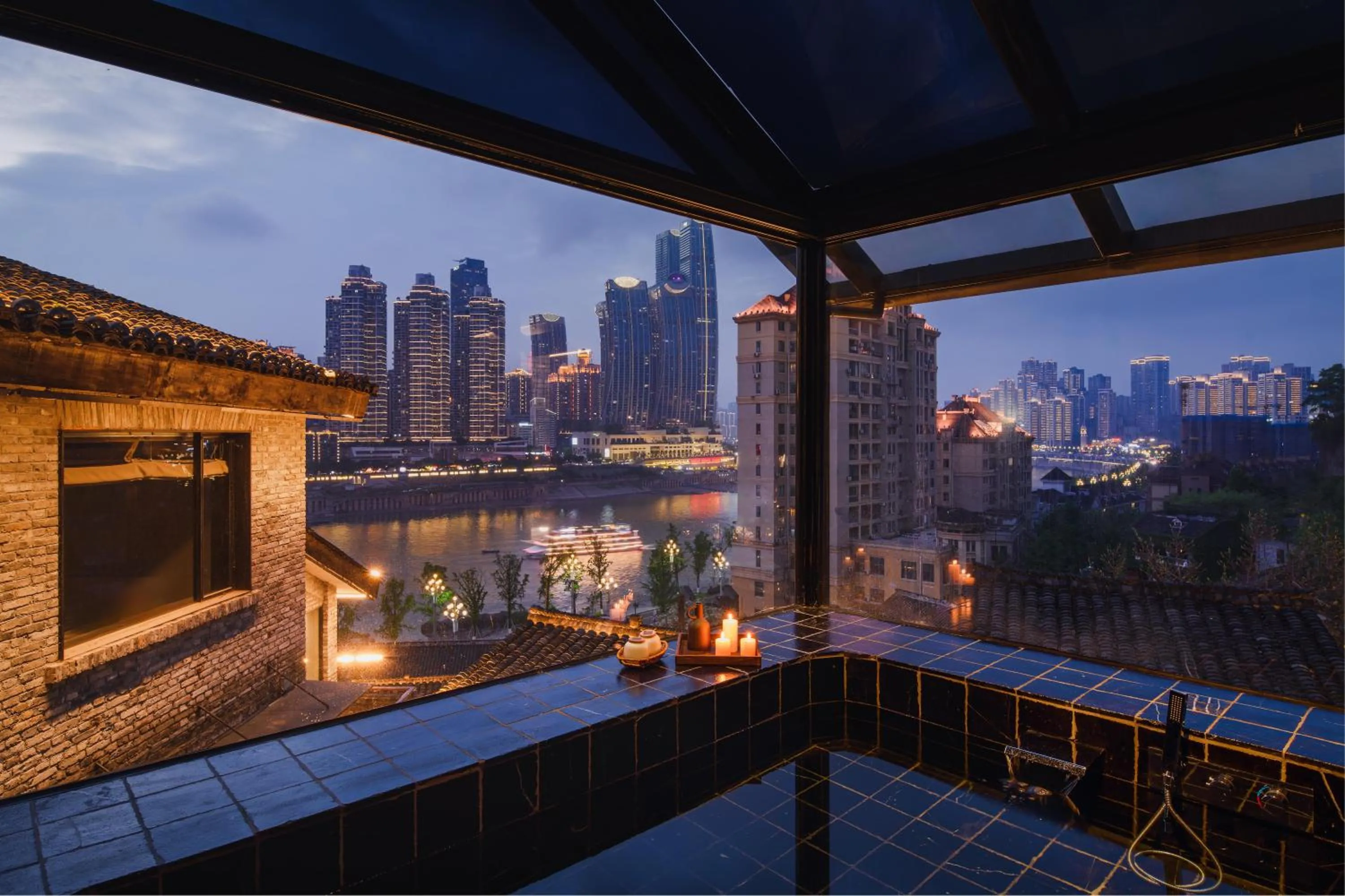 Queen Room with Pool View - single occupancy in Futon Designer Hotel-Liberation Monument&Nanbin Road Store