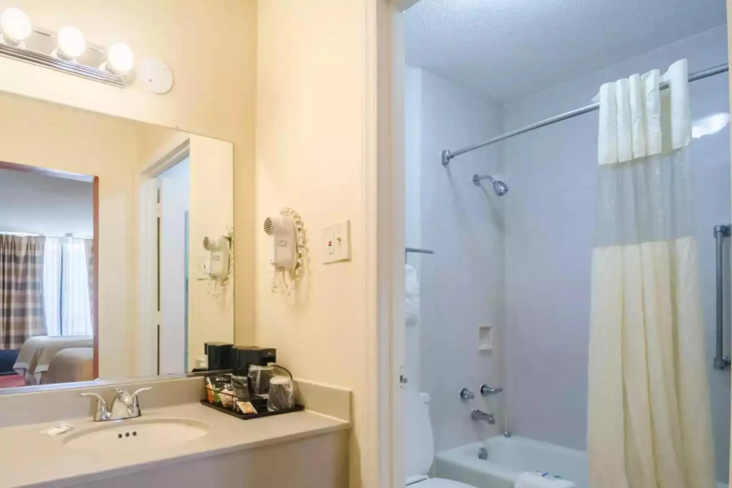 2 Full Bed Smoking in Rodeway Inn & Suites Greensboro Southeast 2 Full Bed Smoking in Rodeway Inn & Suites Greensboro Southeast