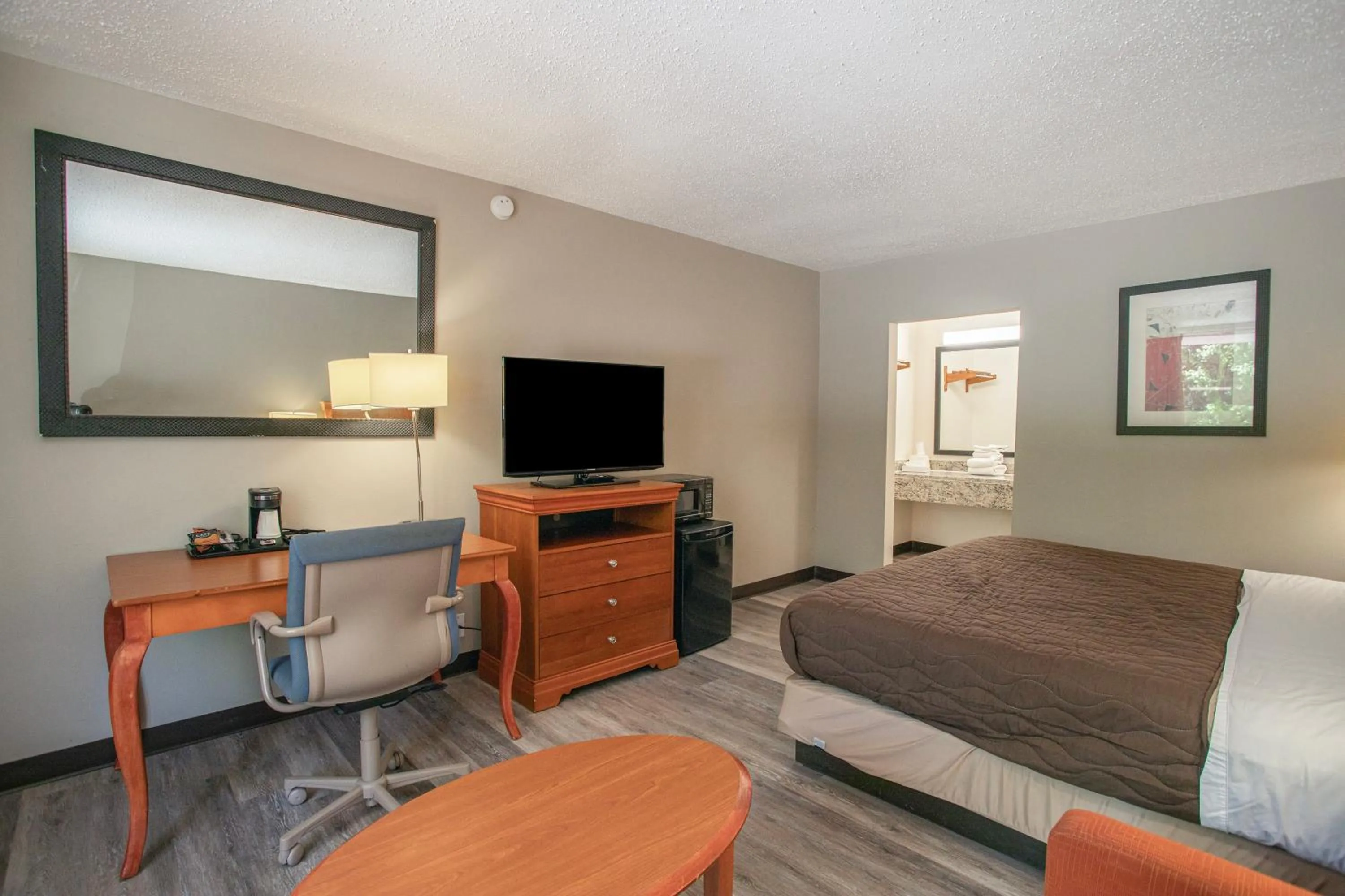 Bedroom, Bed in OYO hotel Greensboro east I 40