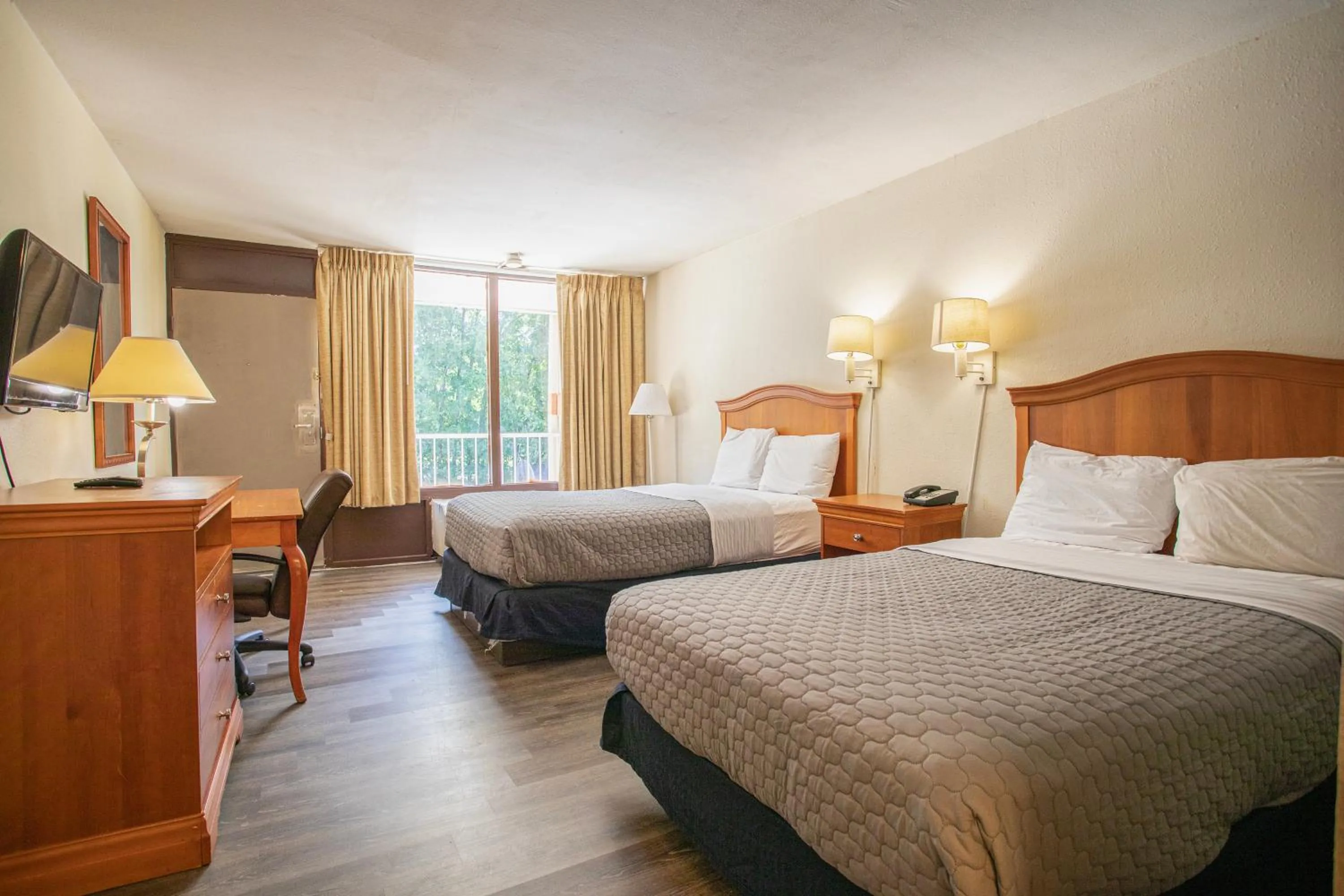 Bedroom, Bed in OYO hotel Greensboro east I 40