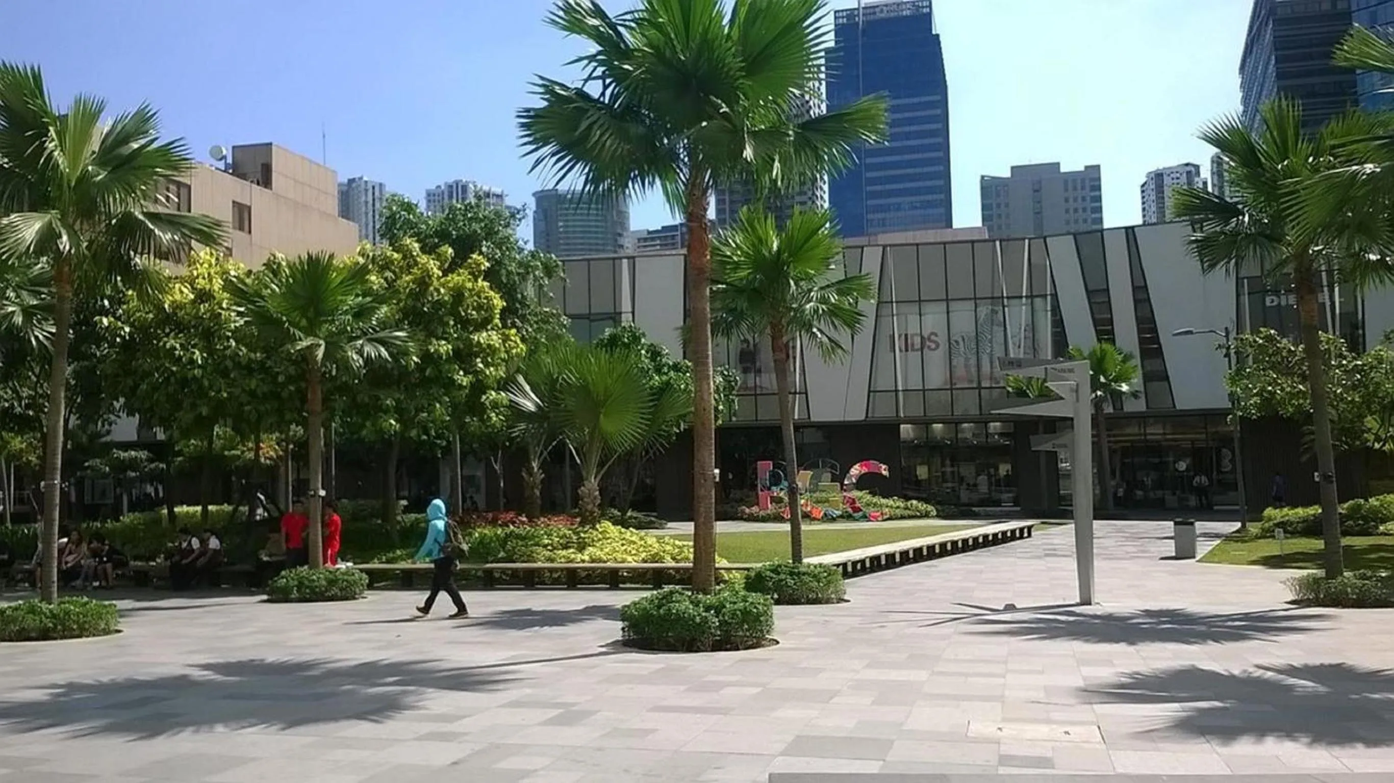 Shopping Area in Avant Apartments at The Fort